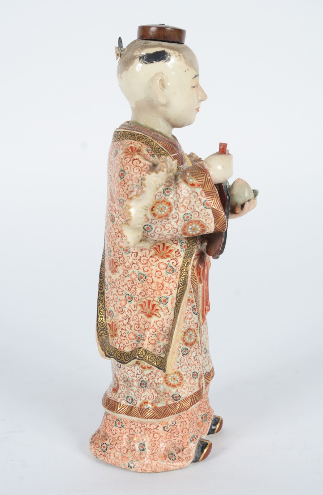 Escultura de porcelana policromada com abano e pêssego, chapéu em... - foto 6 de 11