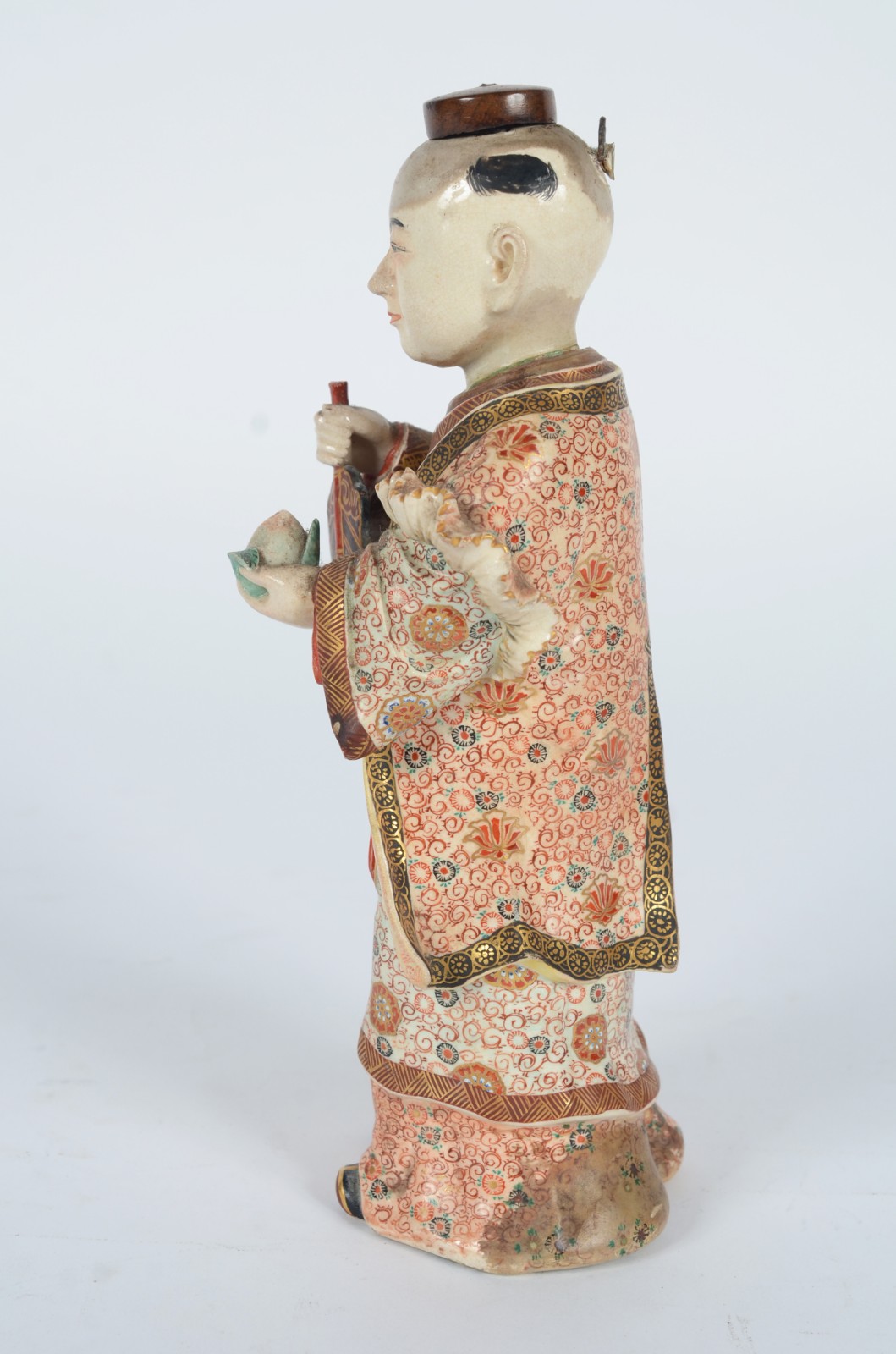 Escultura de porcelana policromada com abano e pêssego, chapéu em... - foto 7 de 11