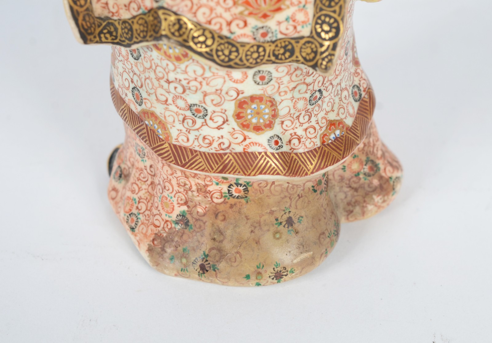 Escultura de porcelana policromada com abano e pêssego, chapéu em... - foto 8 de 11