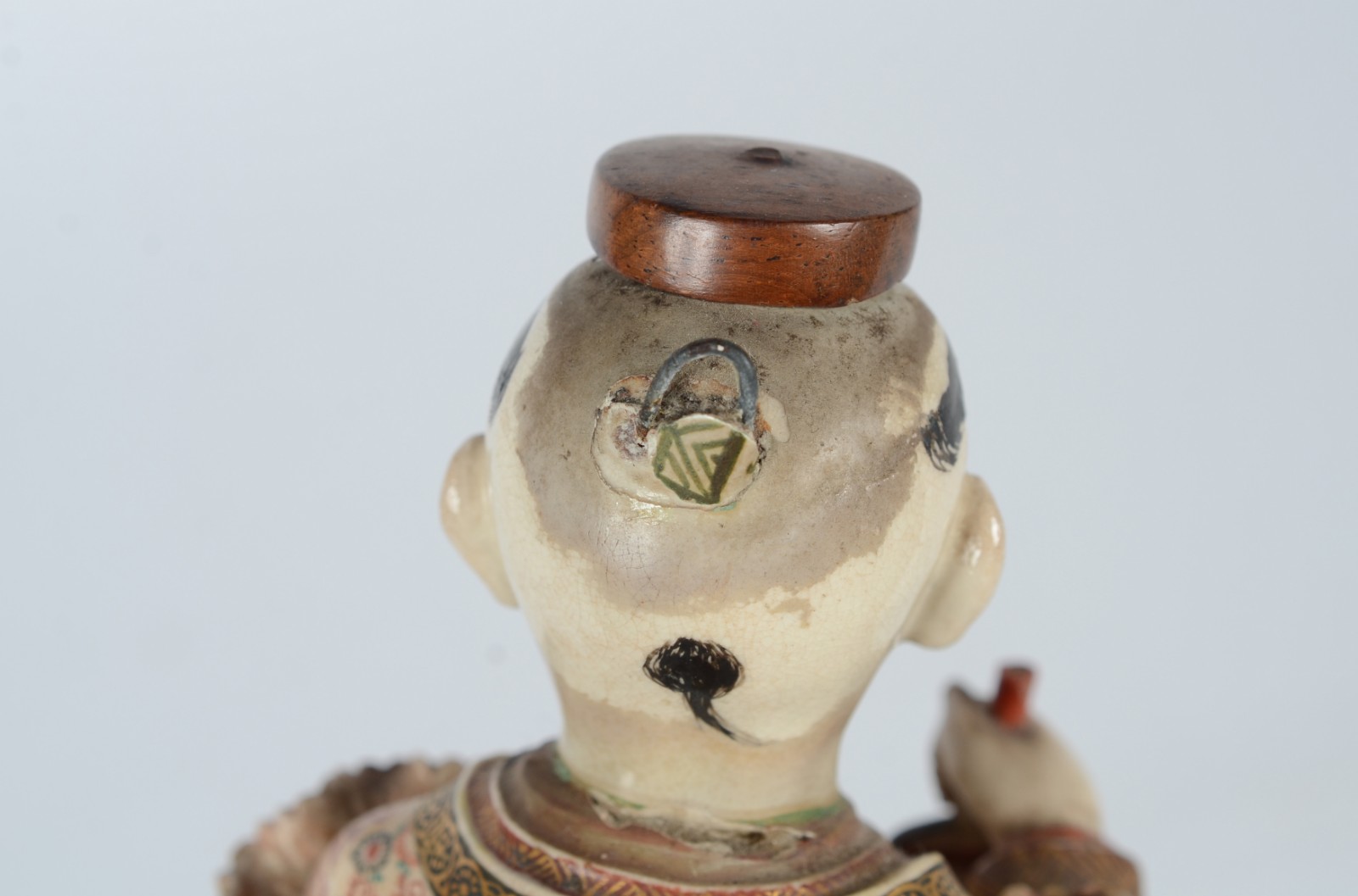 Escultura de porcelana policromada com abano e pêssego, chapéu em... - foto 9 de 11