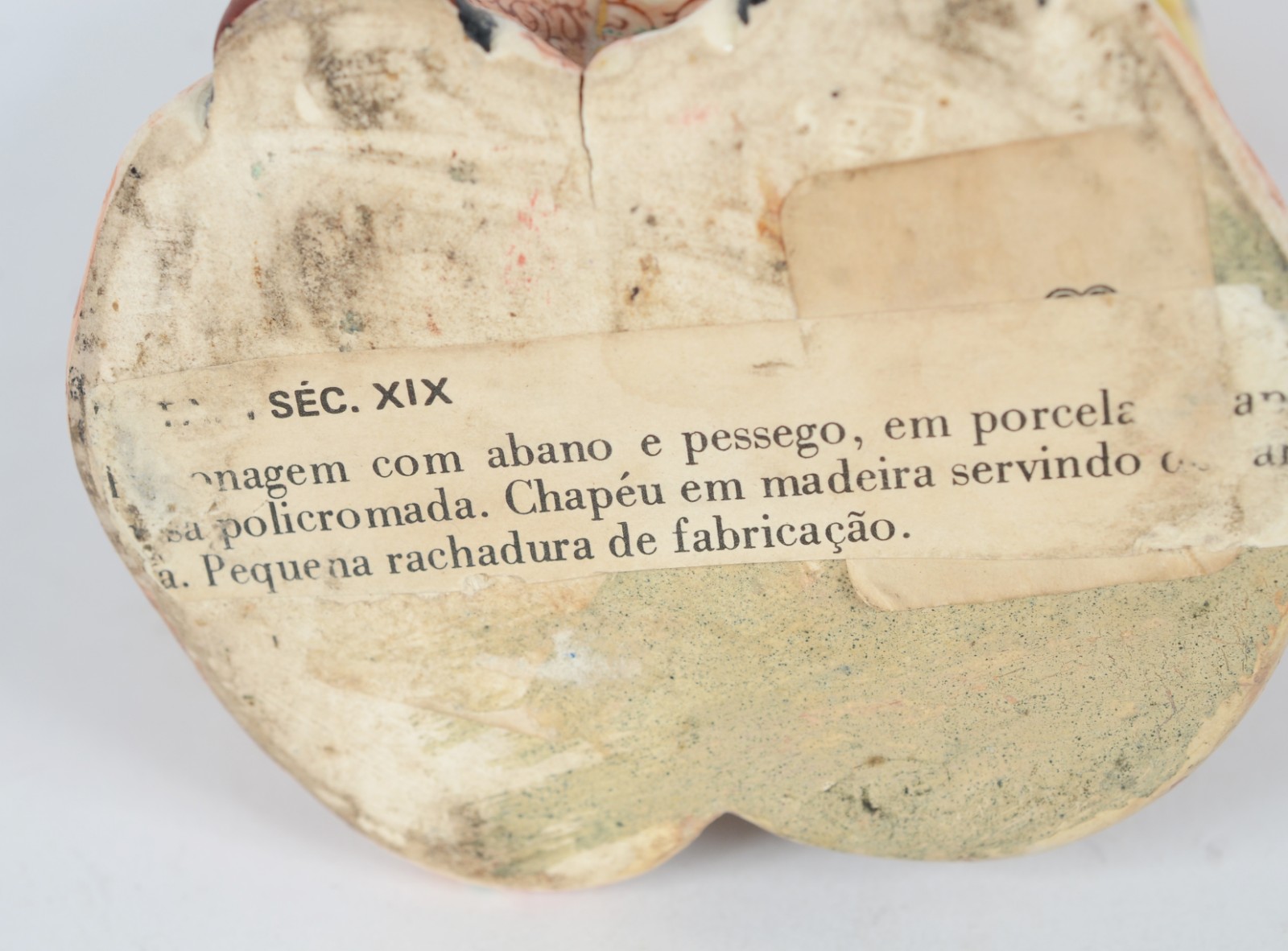 Escultura de porcelana policromada com abano e pêssego, chapéu em... - foto 11 de 11