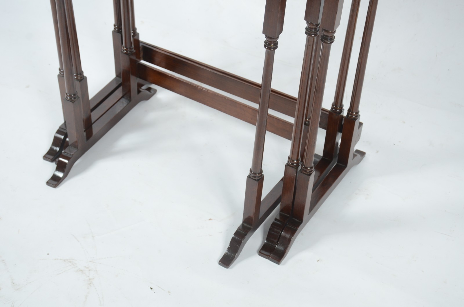 Mesa ninho de madeira nobre com 3 peças de encaixe, tampos... - foto 10 de 11