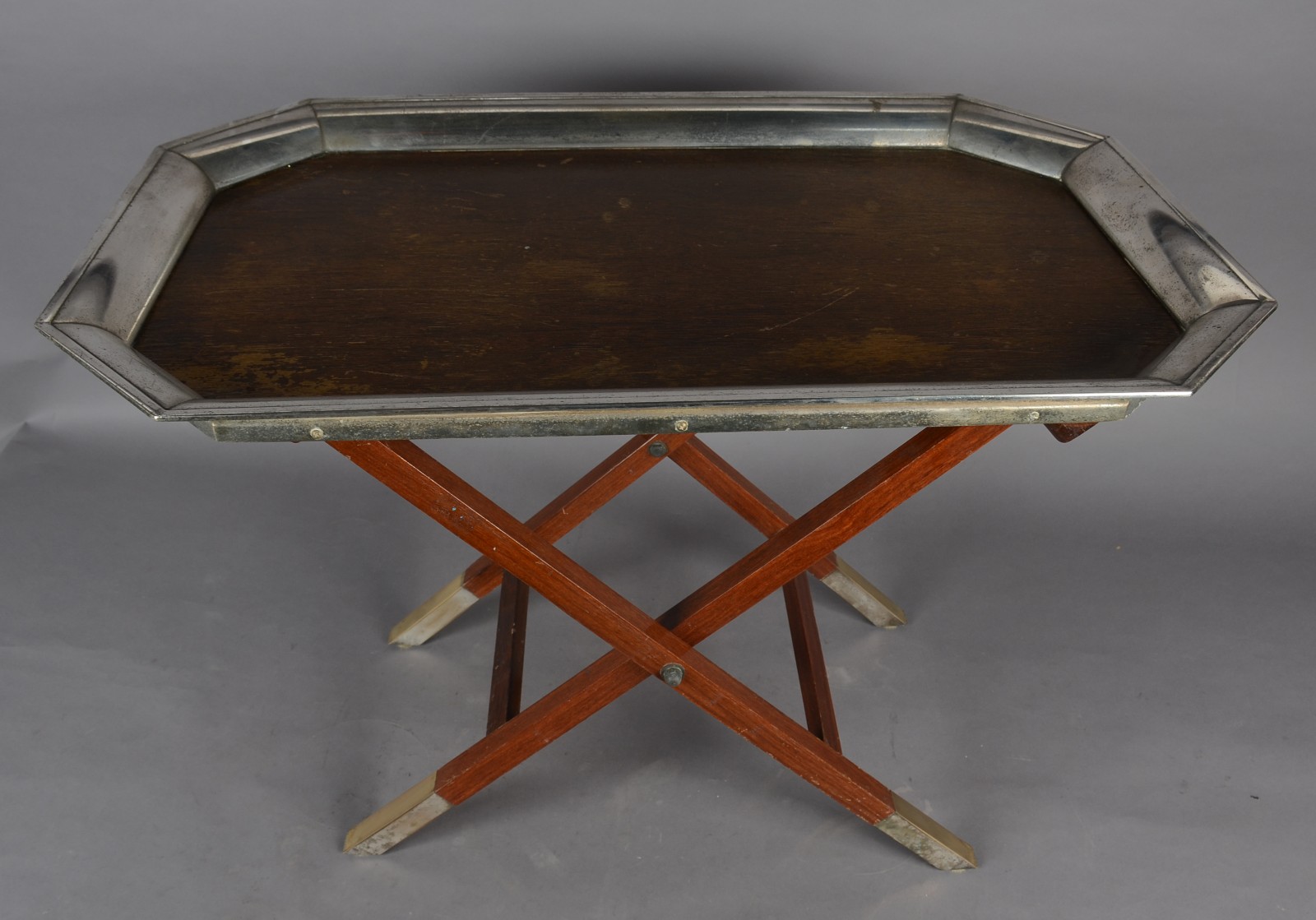 Mesa/bandeja de madeira com borda de metal, feitio oitavado, base... - foto 2 de 8