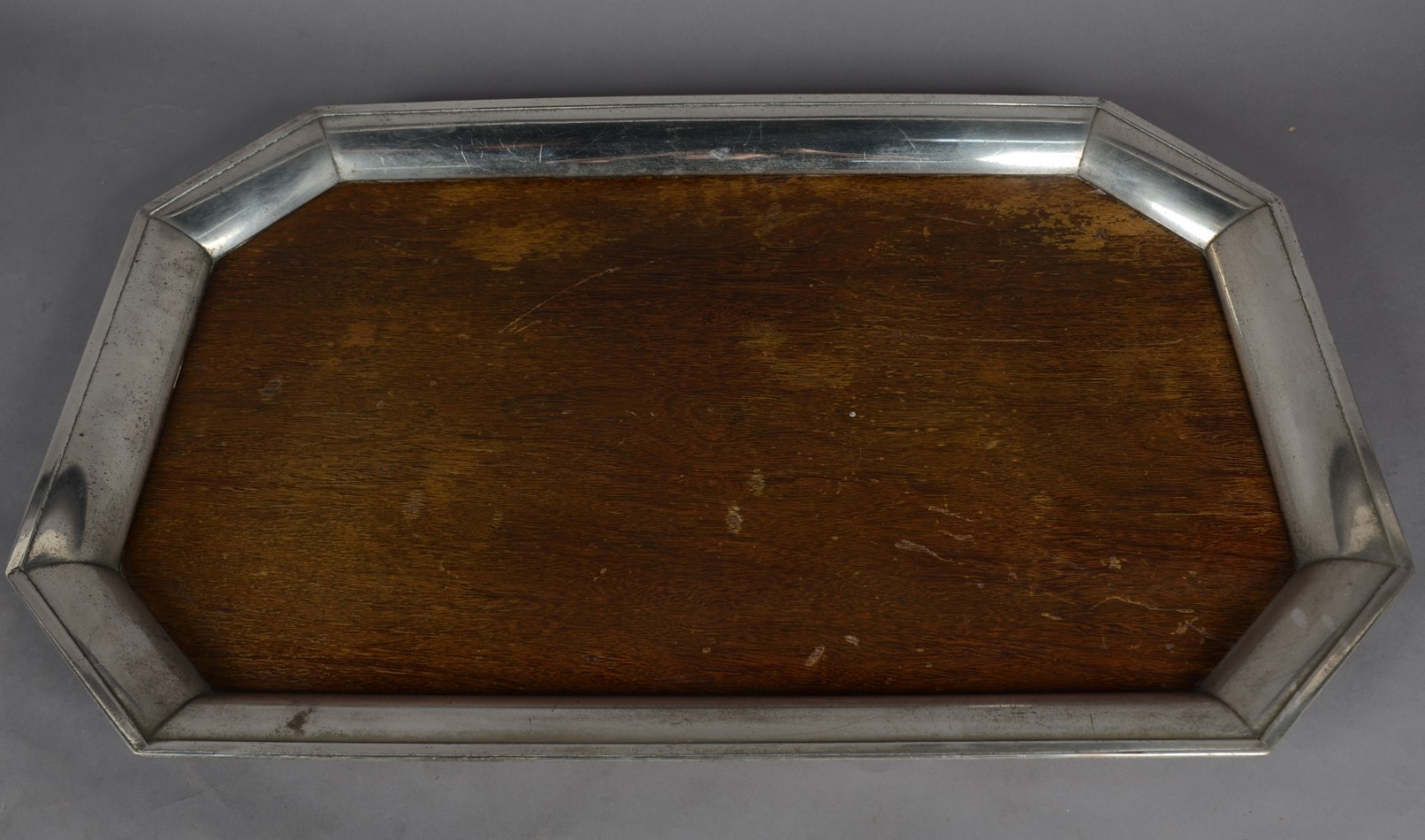 Mesa/bandeja de madeira com borda de metal, feitio oitavado, base... - foto 4 de 8