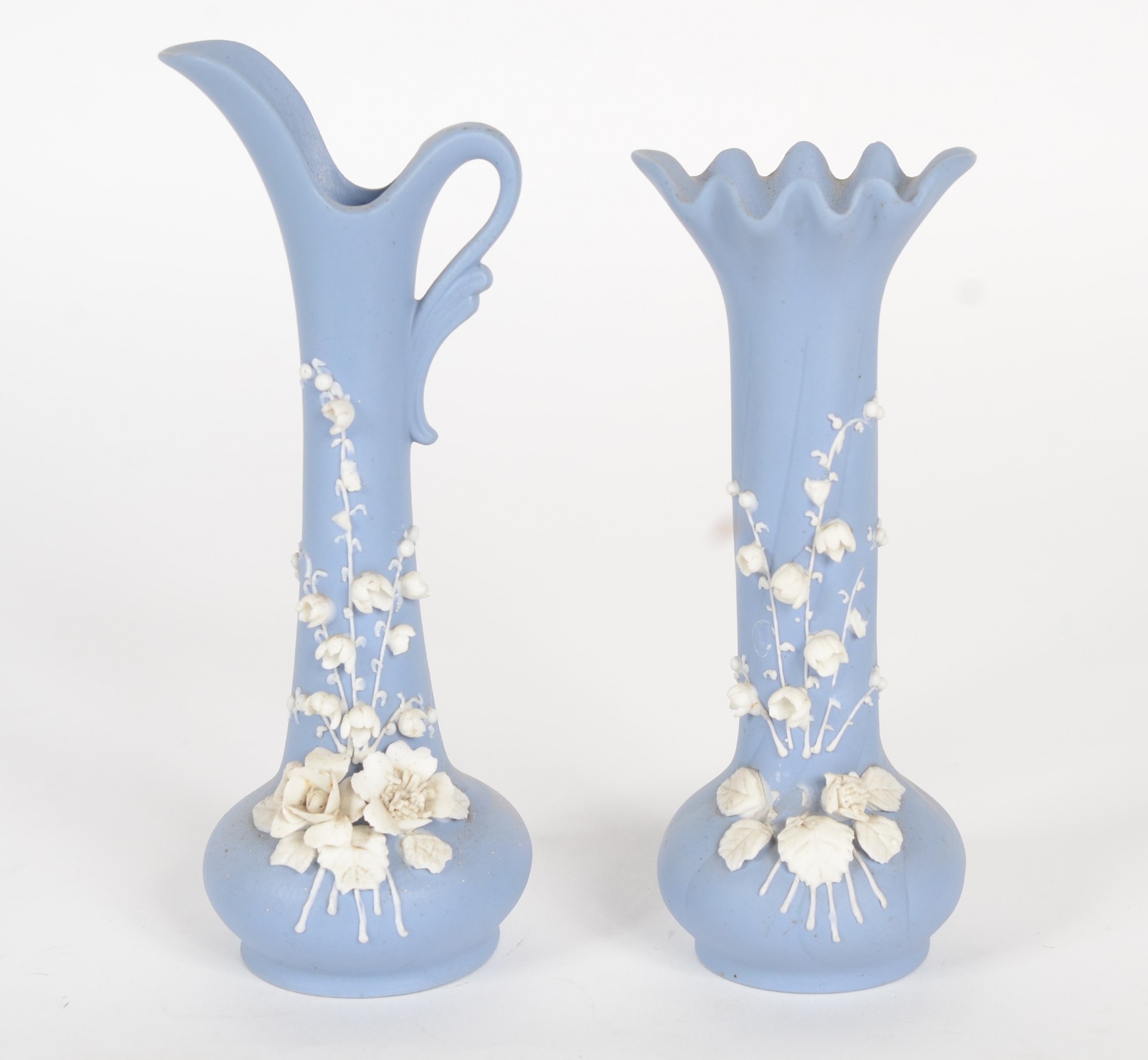 Duas peças de biscuit azul com flores brancas em relevo, sendo: jarra... - foto 1 de 9