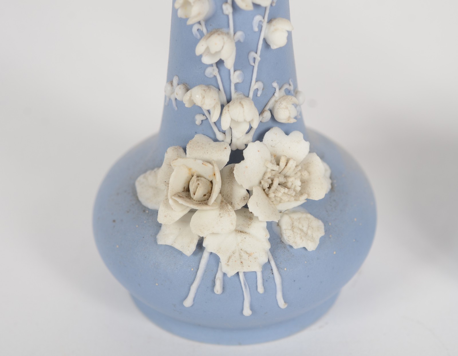Duas peças de biscuit azul com flores brancas em relevo, sendo: jarra... - foto 2 de 9
