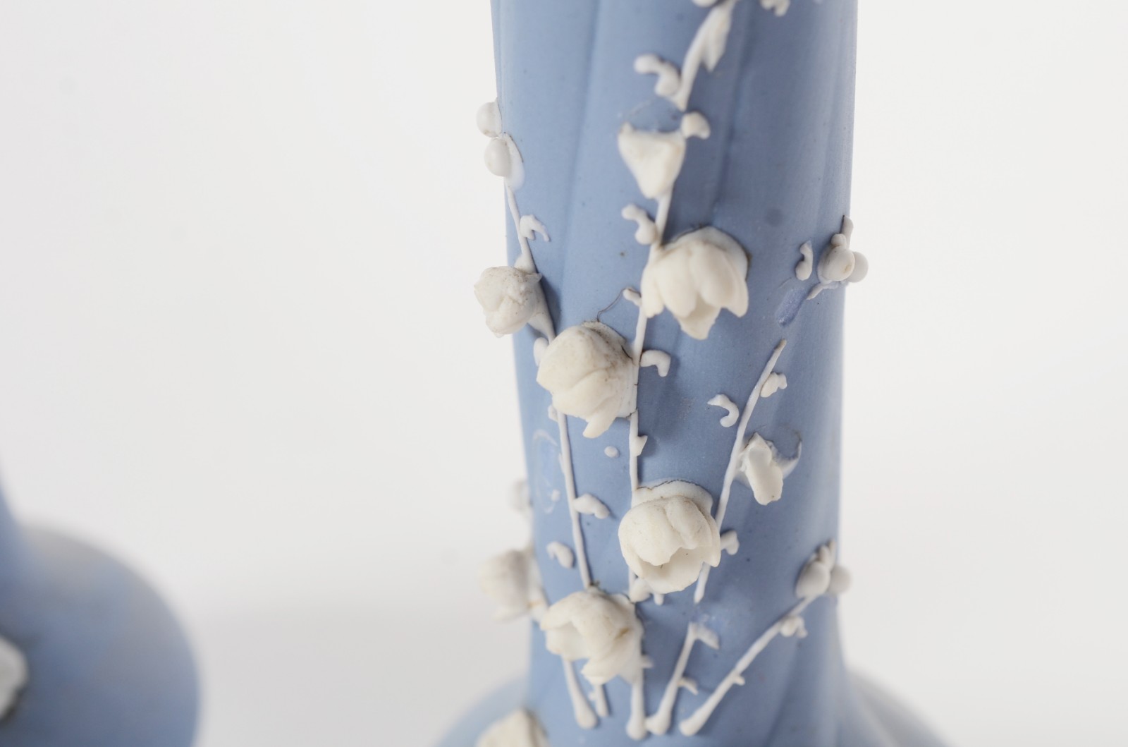 Duas peças de biscuit azul com flores brancas em relevo, sendo: jarra... - foto 5 de 9