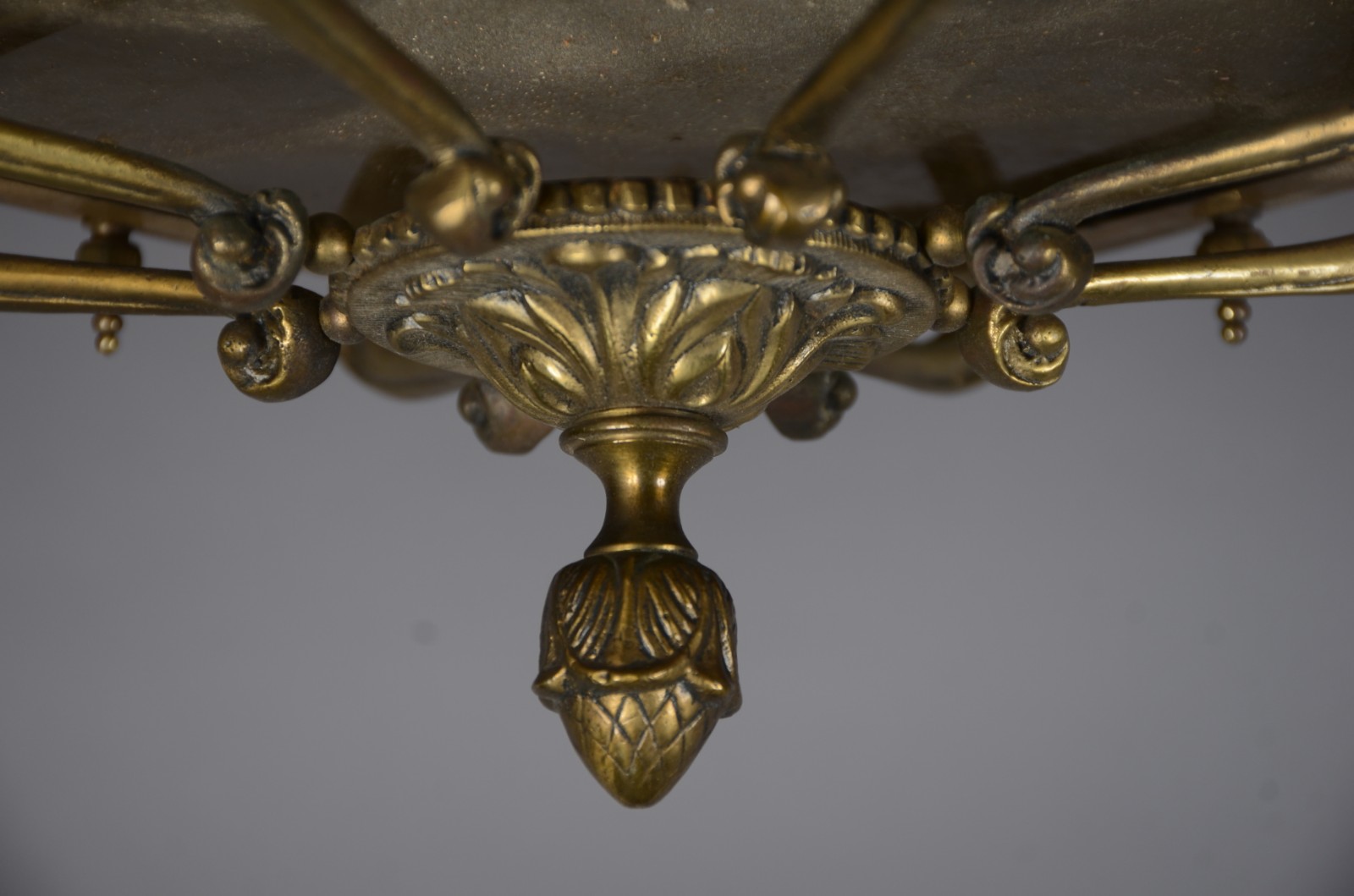 Plafonier de metal dourado e vidro. - foto 4 de 8