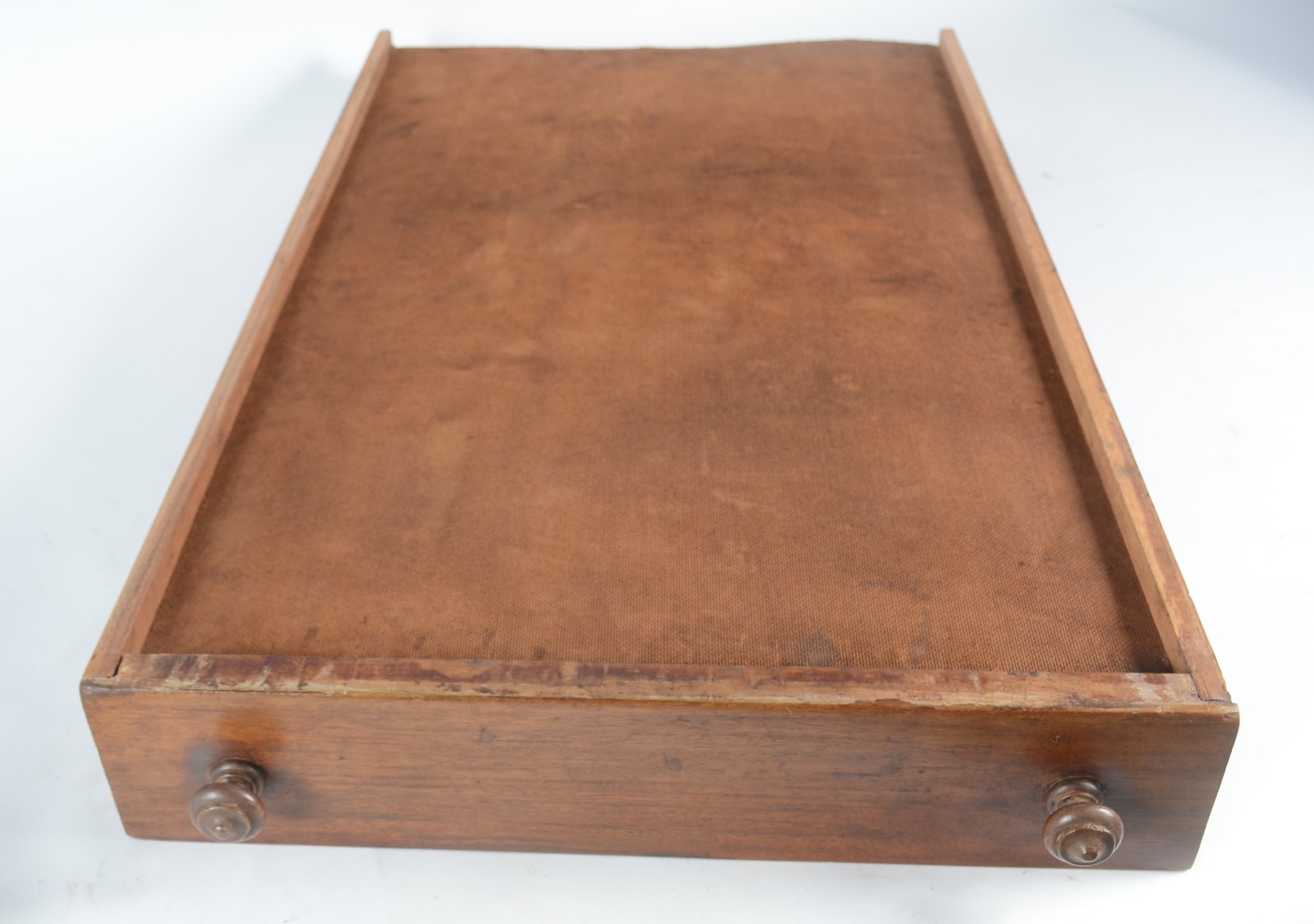 Belíssima mesa de encostar de madeira nobre, caixa retangular com uma... - foto 10 de 10