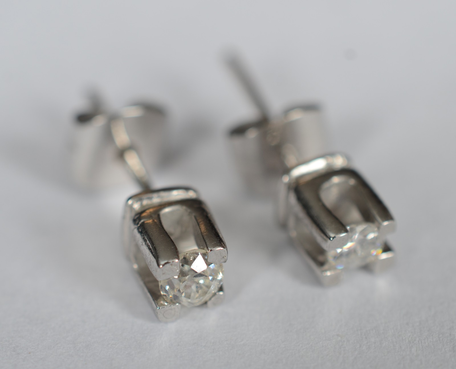 Par de brincos de ouro branco com 2 brilhantes de 0,20 ct cada. (Por... - foto 1 de 4