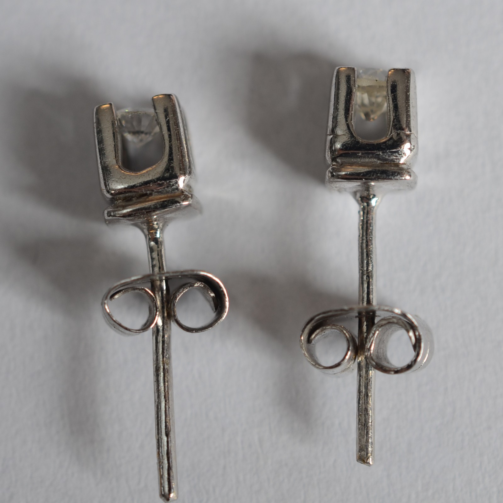 Par de brincos de ouro branco com 2 brilhantes de 0,20 ct cada. (Por... - foto 2 de 4