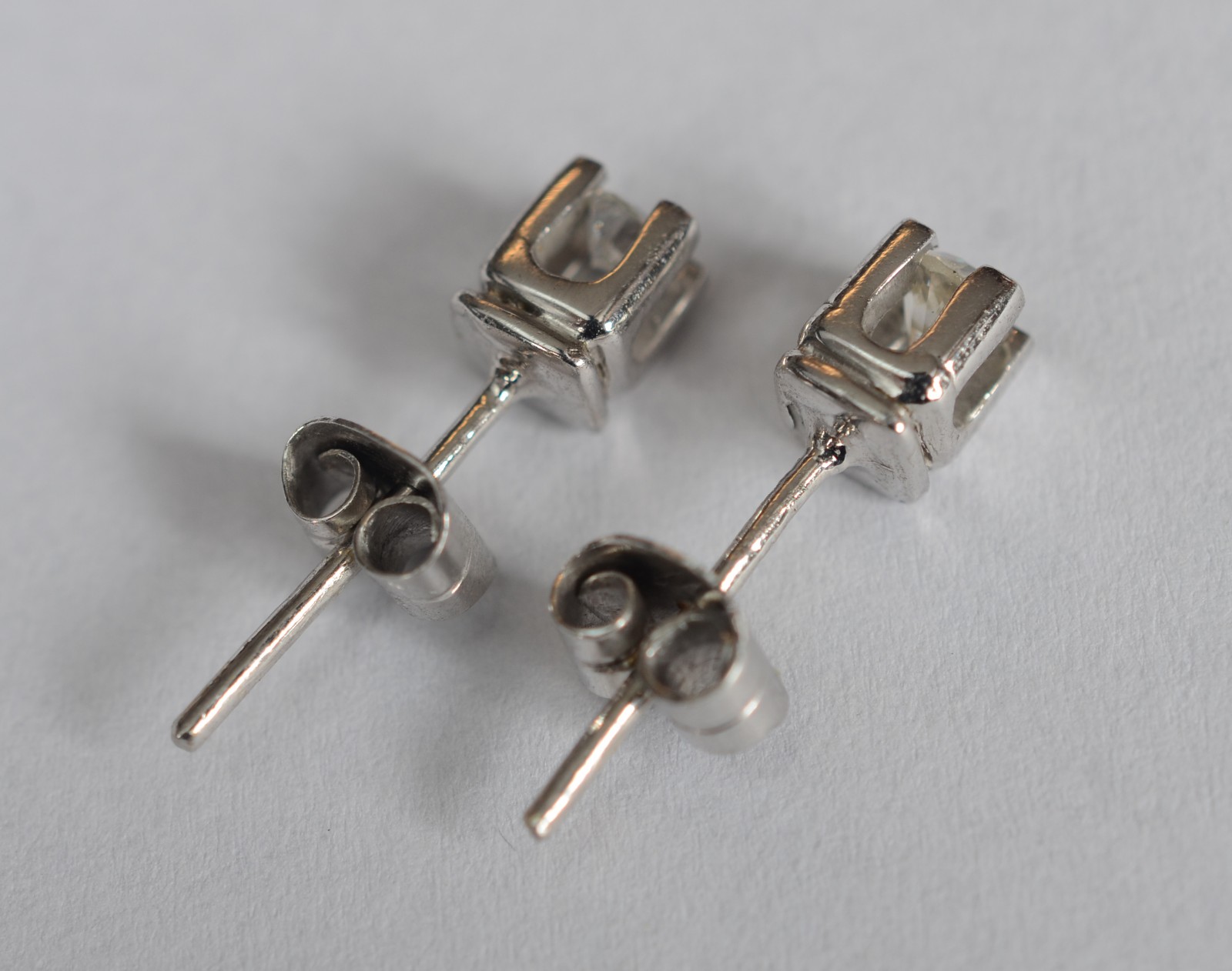 Par de brincos de ouro branco com 2 brilhantes de 0,20 ct cada. (Por... - foto 3 de 4