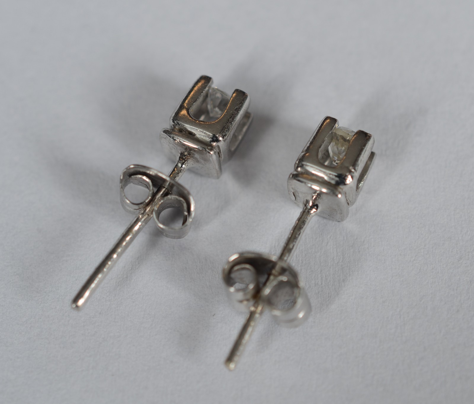 Par de brincos de ouro branco com 2 brilhantes de 0,20 ct cada. (Por... - foto 4 de 4