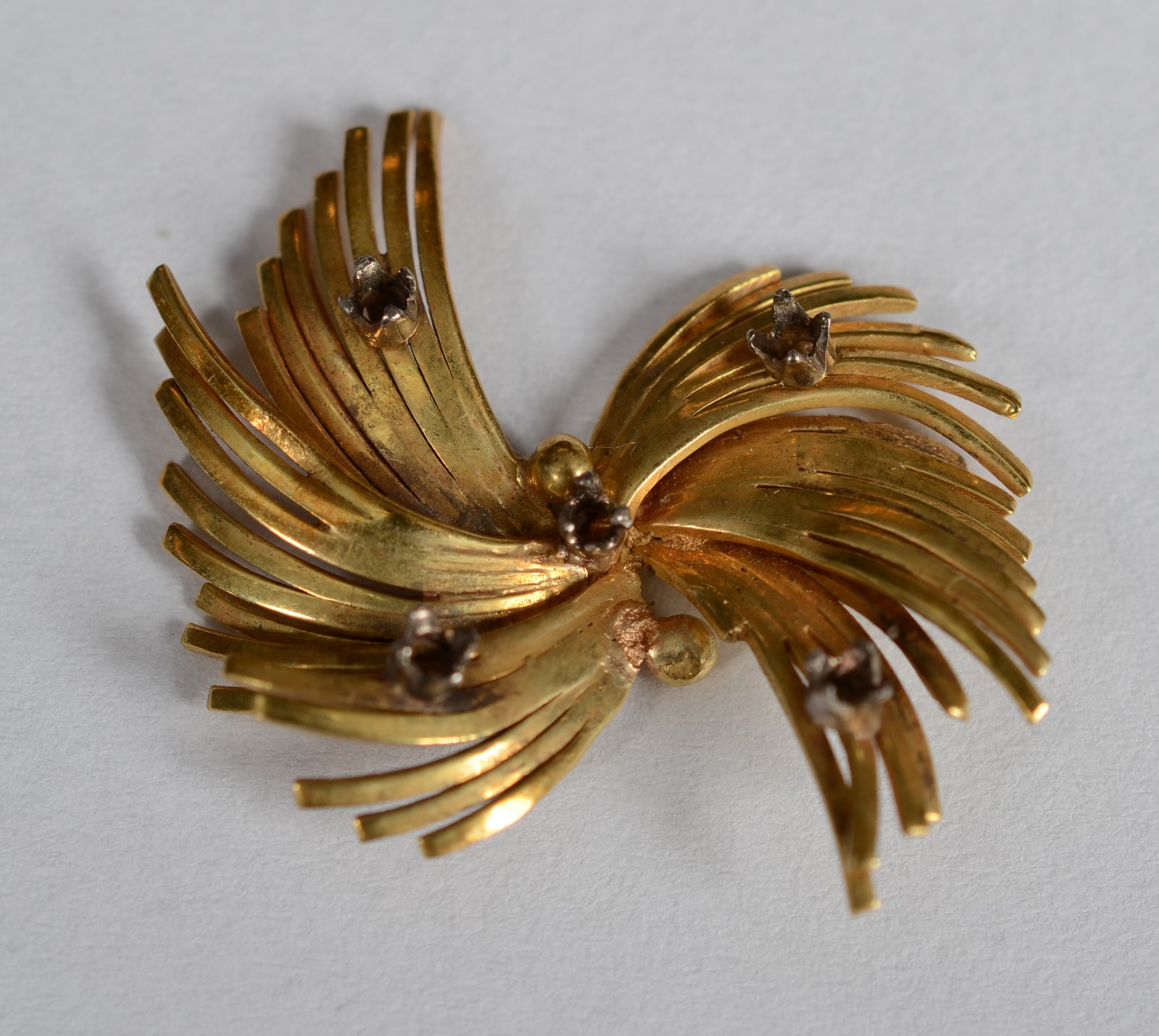 Broche de ouro 18k na forma de ramo de folhas. Faltando pedras e... - foto 1 de 5
