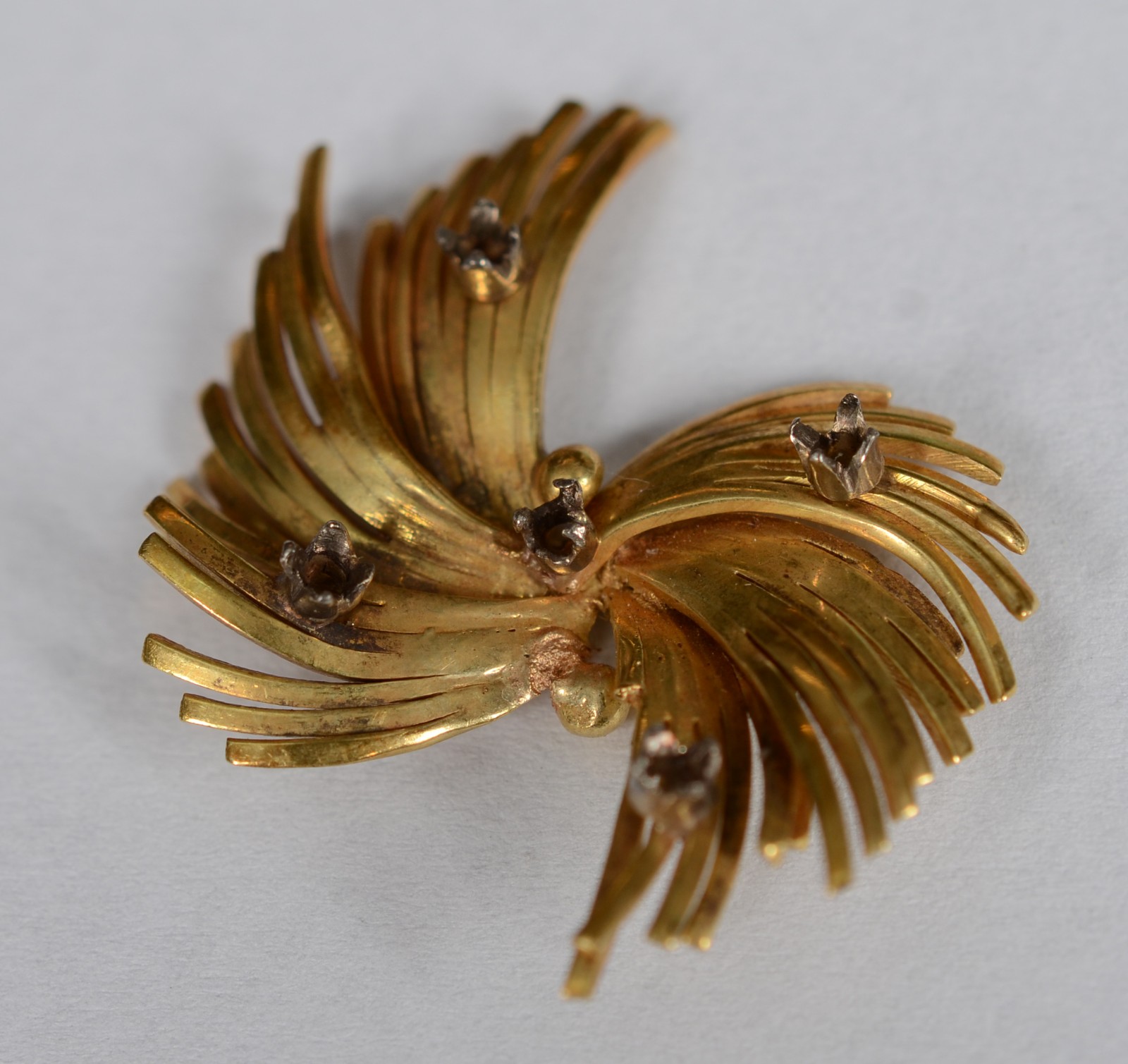 Broche de ouro 18k na forma de ramo de folhas. Faltando pedras e... - foto 2 de 5