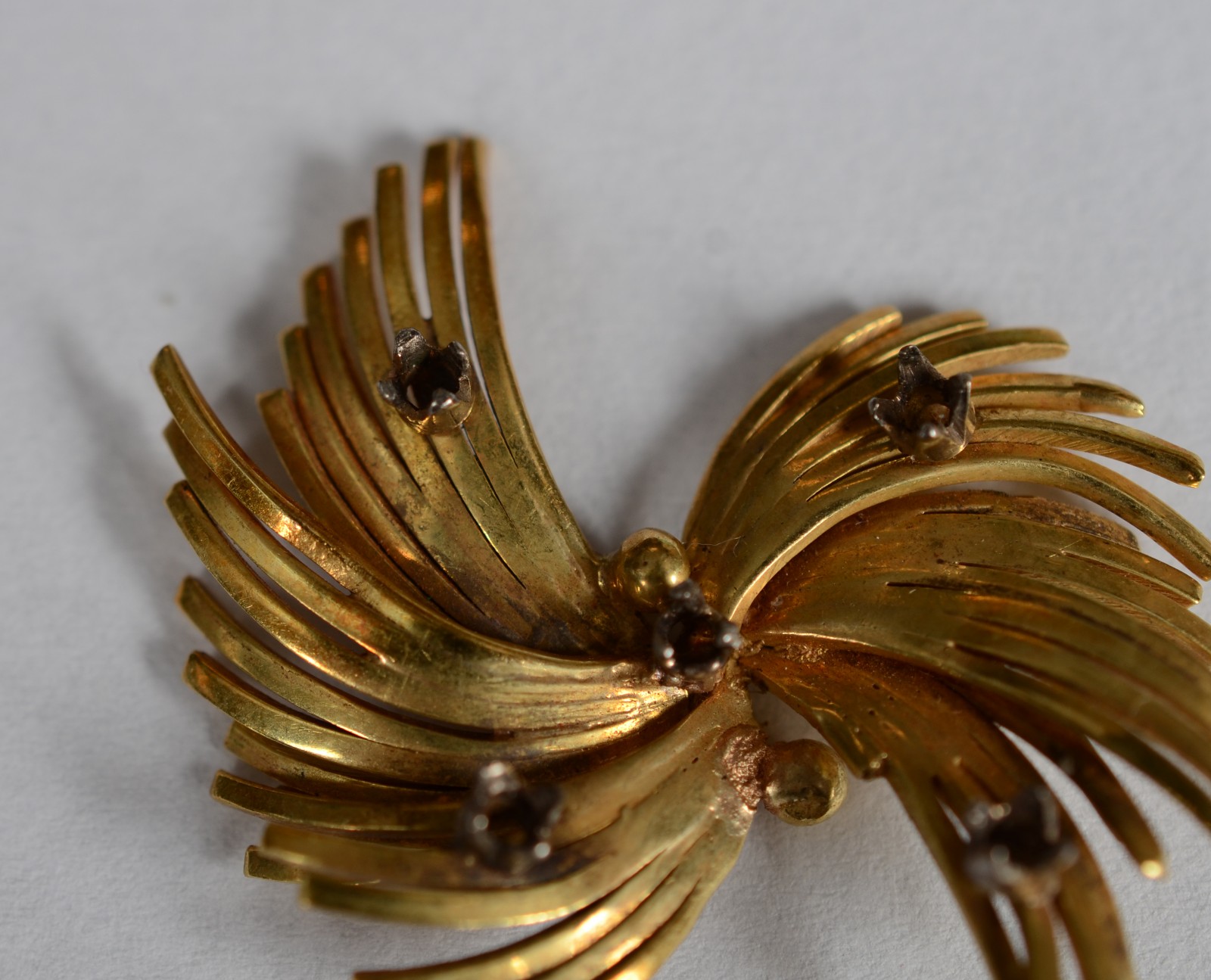 Broche de ouro 18k na forma de ramo de folhas. Faltando pedras e... - foto 3 de 5