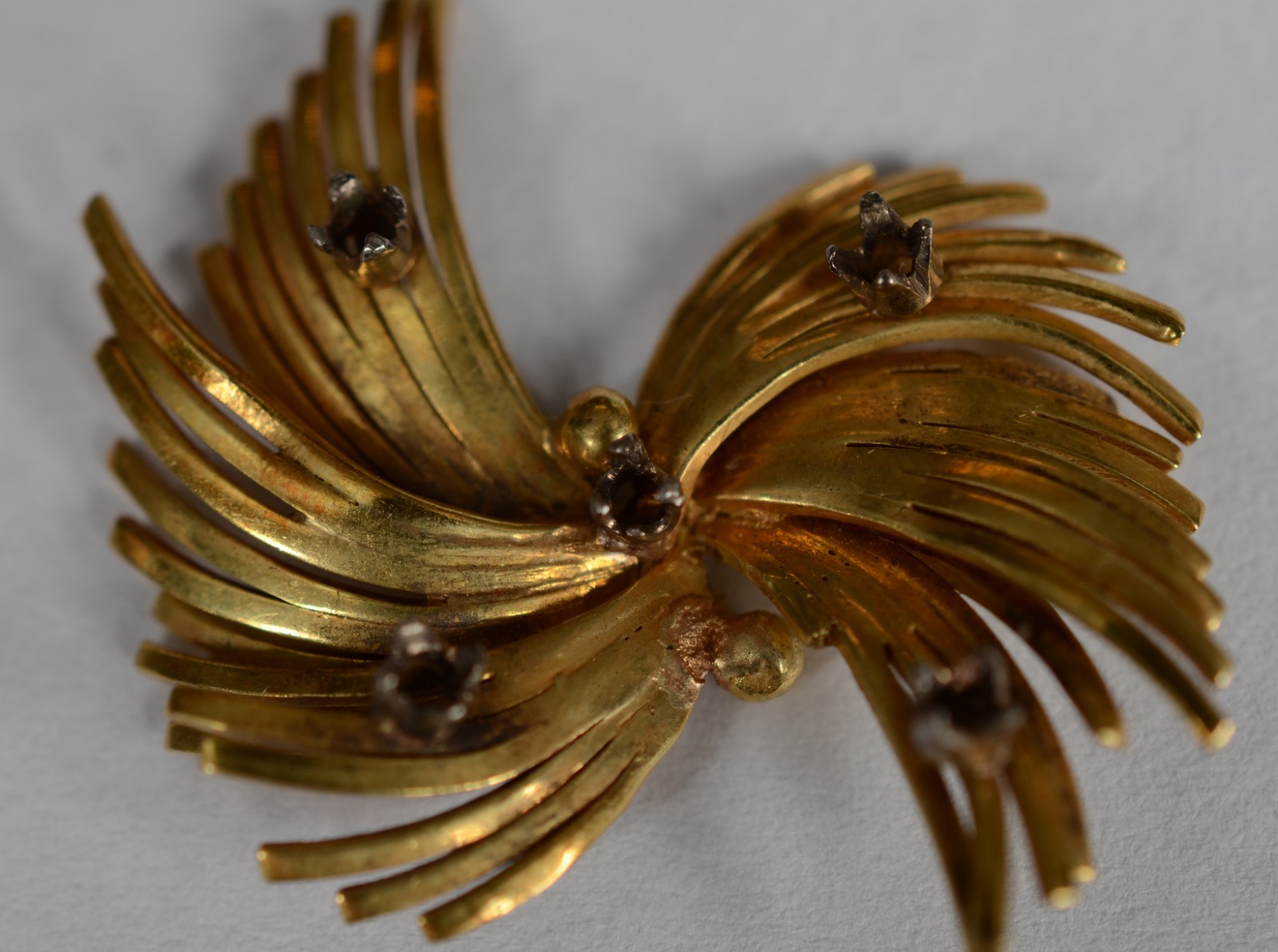 Broche de ouro 18k na forma de ramo de folhas. Faltando pedras e... - foto 4 de 5