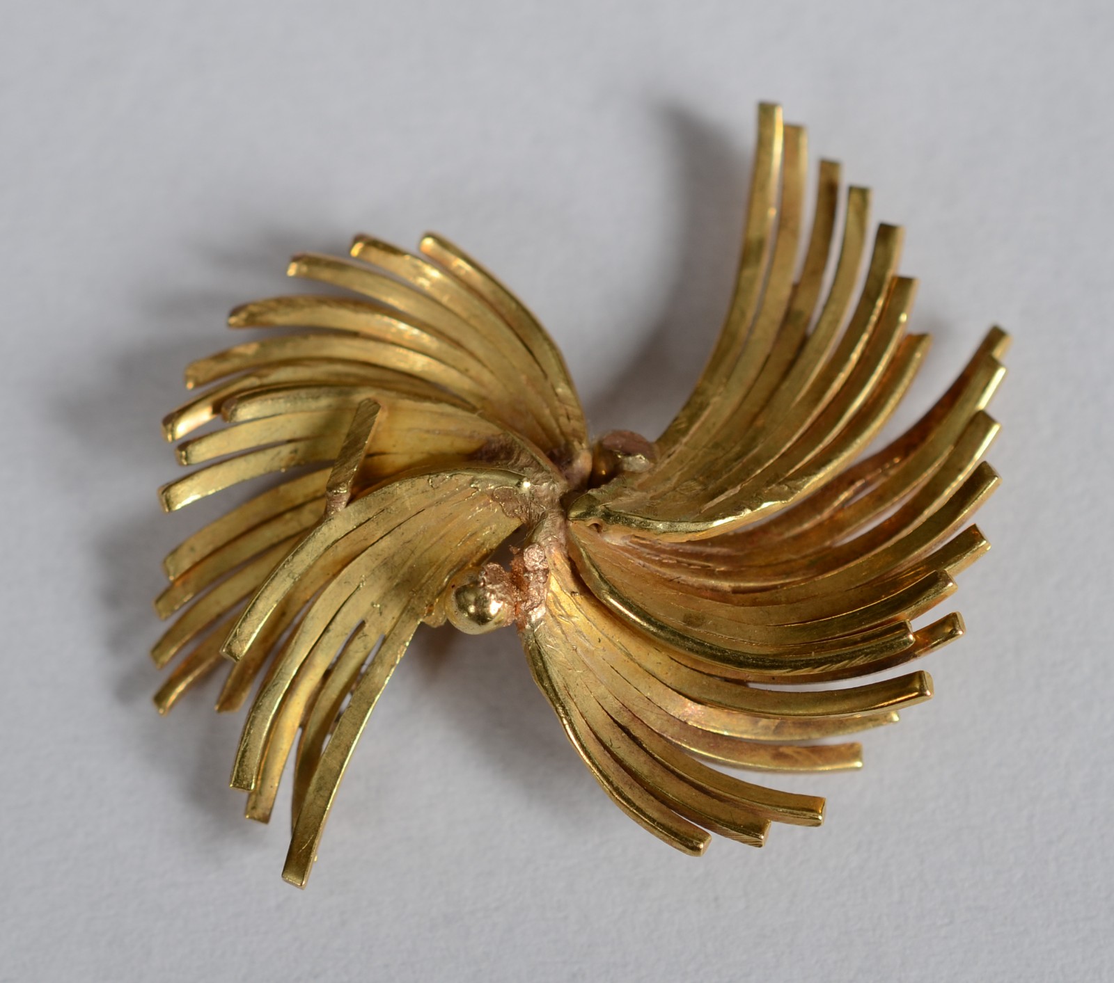 Broche de ouro 18k na forma de ramo de folhas. Faltando pedras e... - foto 5 de 5