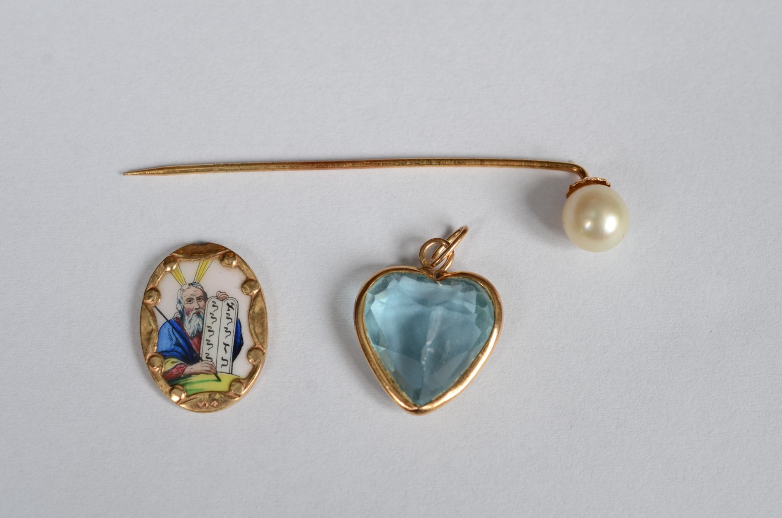 Três peças de ouro 18 k, sendo: pendente na forma de coração com... - foto 1 de 6