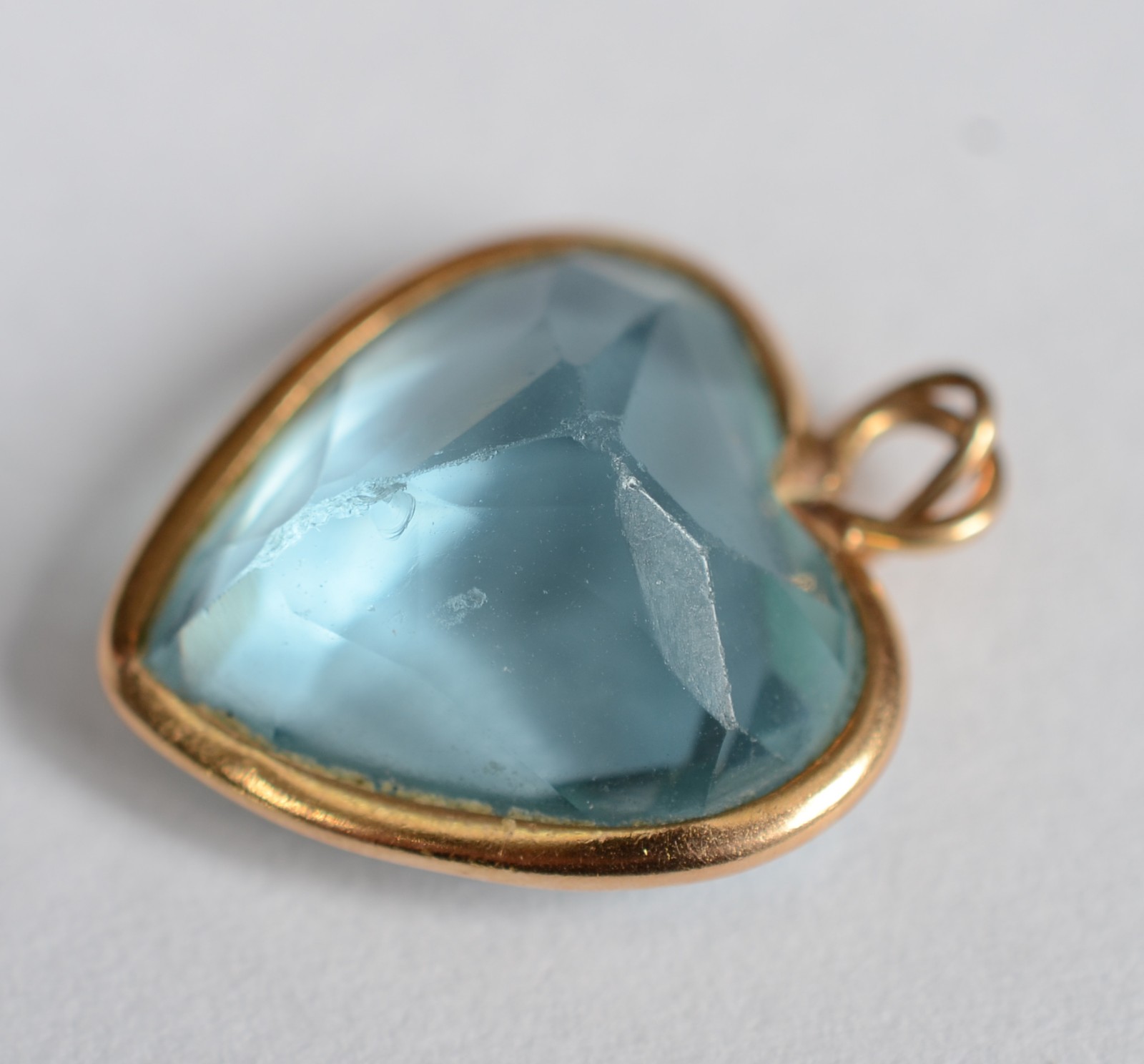 Três peças de ouro 18 k, sendo: pendente na forma de coração com... - foto 6 de 6