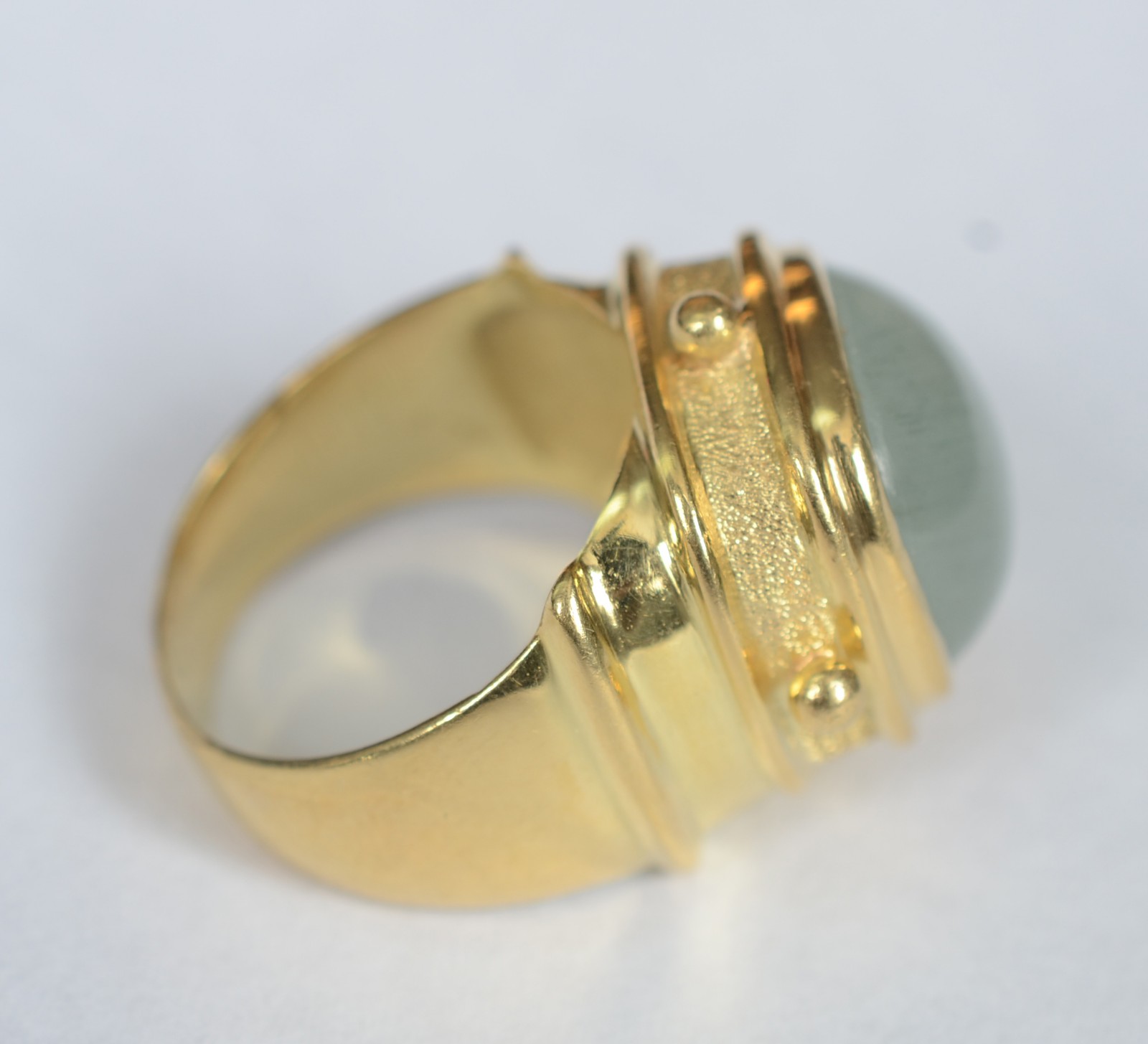 Anel de ouro 18 k, contraste 750, feitio retangular, aro 15. (Por... - foto 3 de 5