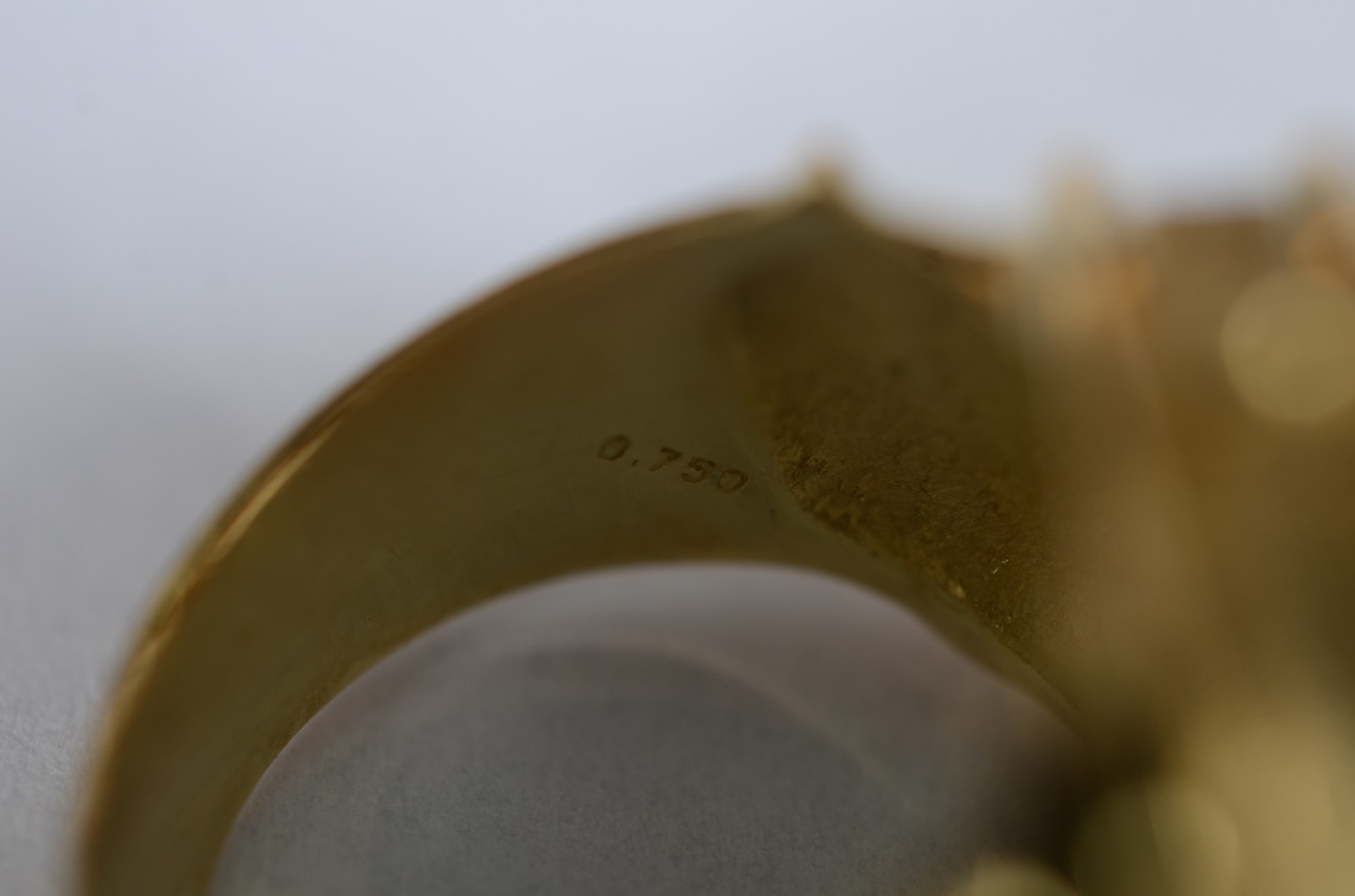 Anel de ouro 18 k, contraste 750, feitio retangular, aro 15. (Por... - foto 5 de 5