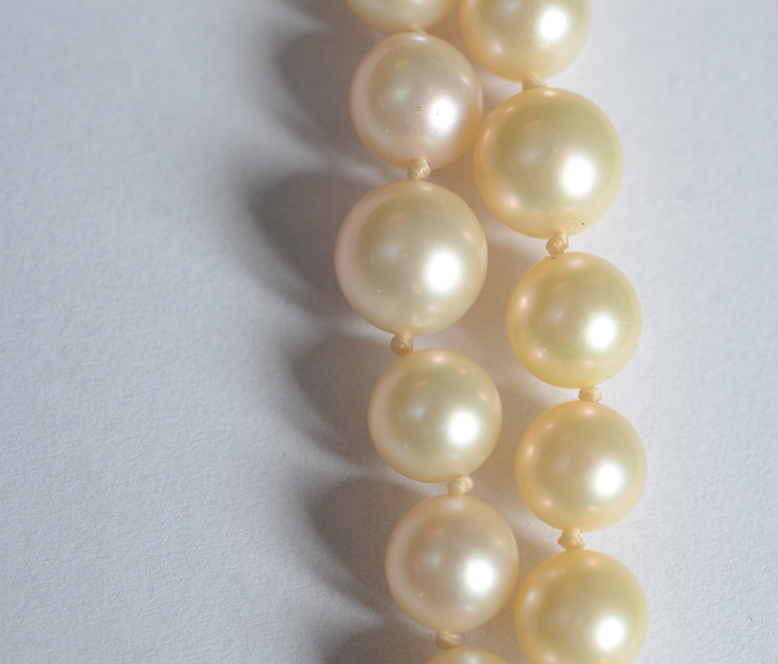 Colar de perolas cultivadas, fecho de ouro 18 k e ouro branco com... - foto 4 de 8