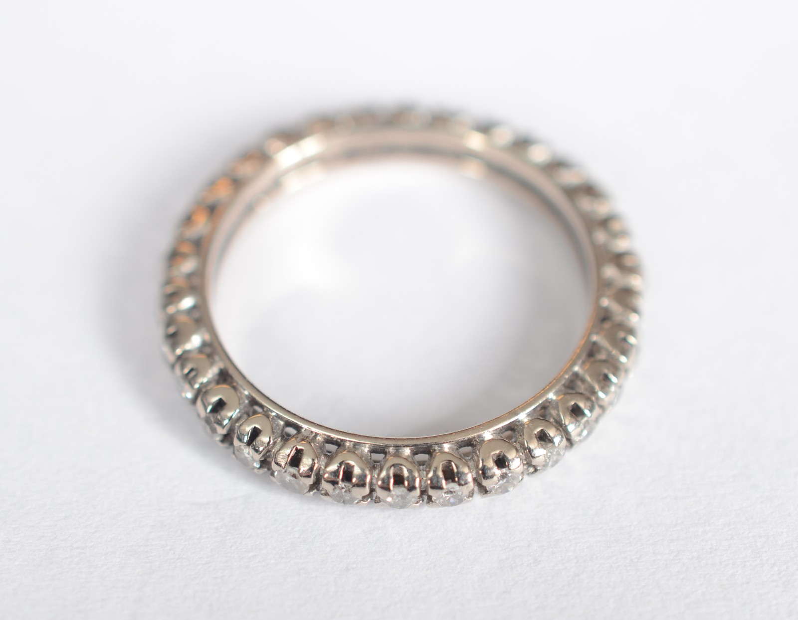 Aliança completa de ouro branco com 30 brilhantes de 0,25 ct cada... - foto 1 de 4