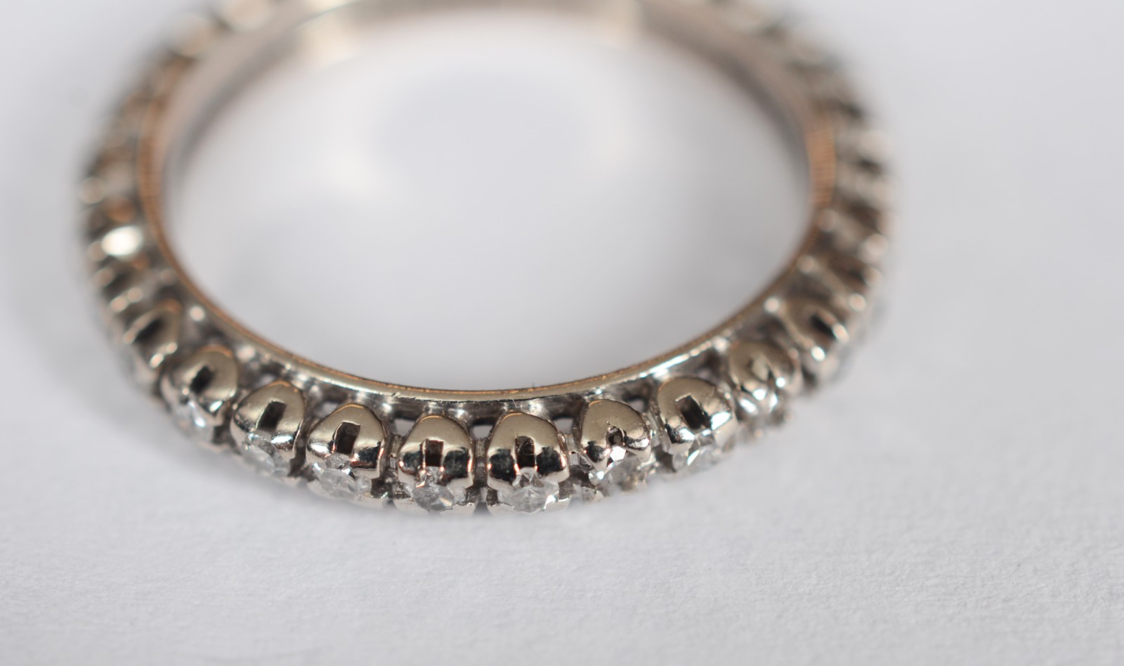 Aliança completa de ouro branco com 30 brilhantes de 0,25 ct cada... - foto 2 de 4
