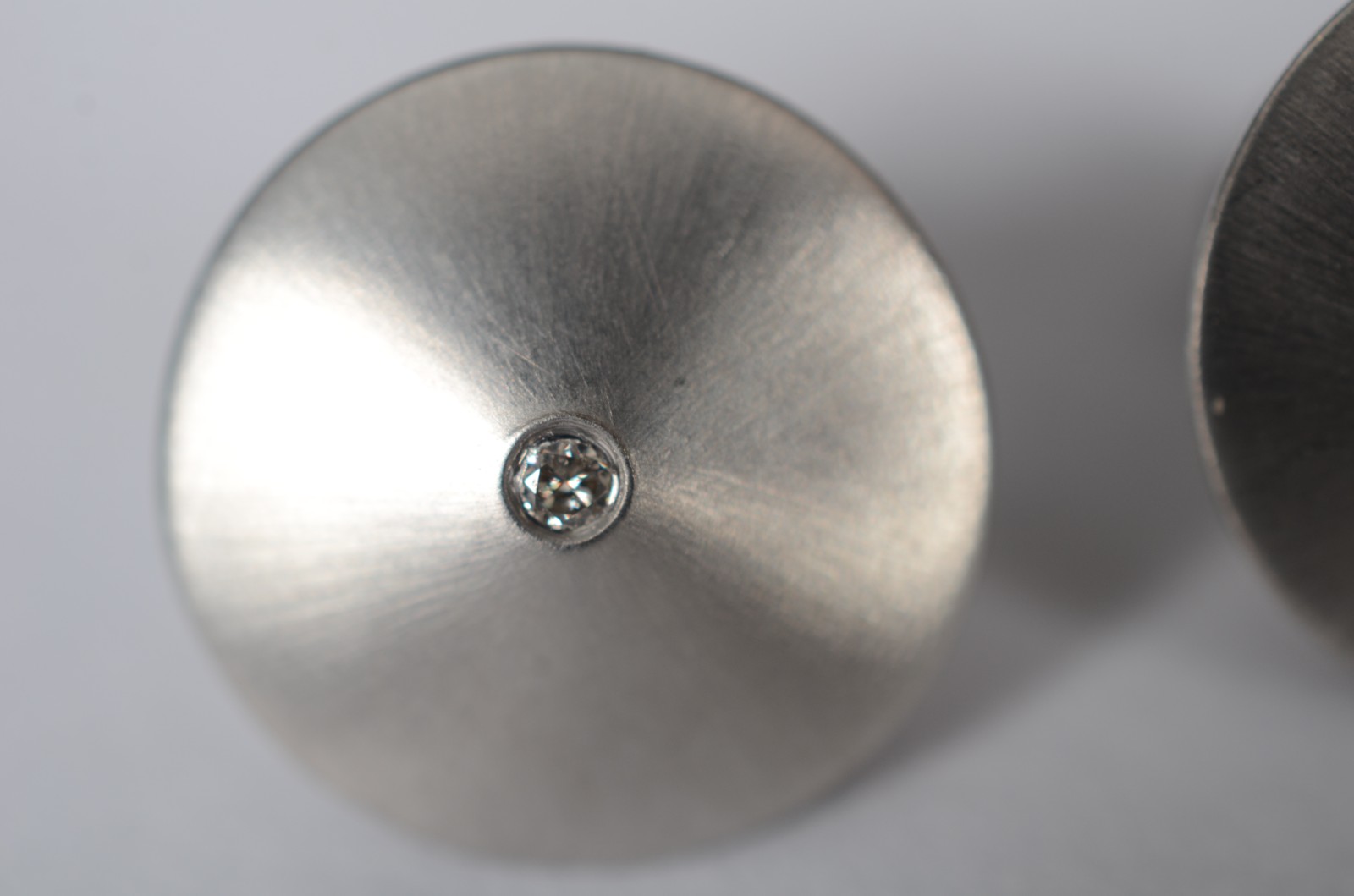 Par de brincos de ouro branco feito Disco de ouro com brilhante... - foto 3 de 5