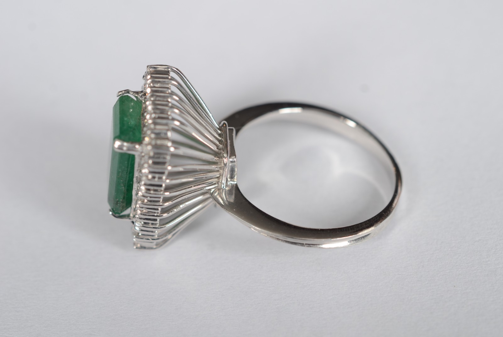 Anel de platina, anos 50, com 24 brilhantes de 0,03 cada, total 1.44... - foto 6 de 6