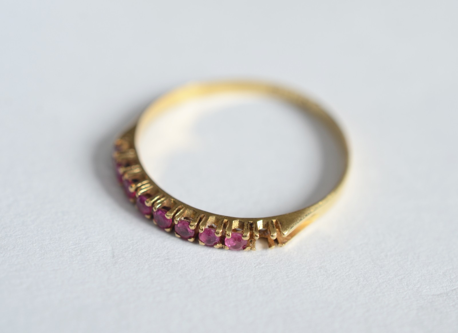 Anel de ouro 18 k, contraste 750 cravejado com rubilitas, aro 15... - foto 1 de 5