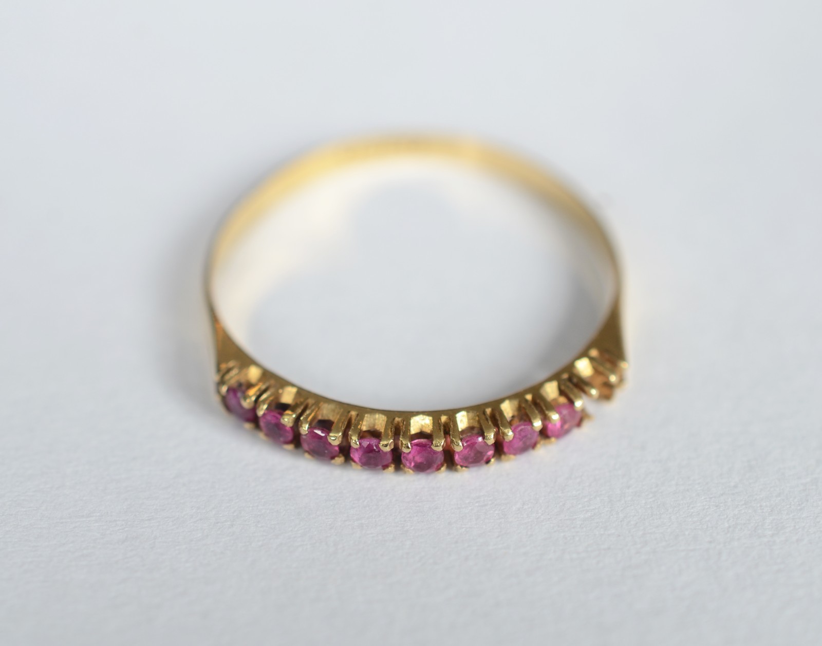 Anel de ouro 18 k, contraste 750 cravejado com rubilitas, aro 15... - foto 2 de 5