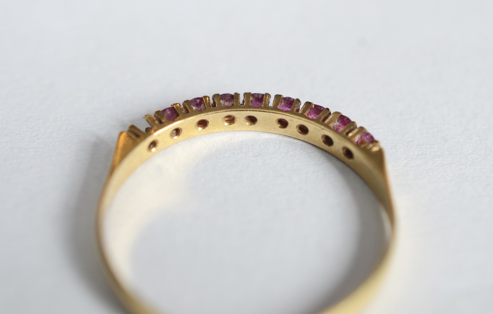 Anel de ouro 18 k, contraste 750 cravejado com rubilitas, aro 15... - foto 3 de 5
