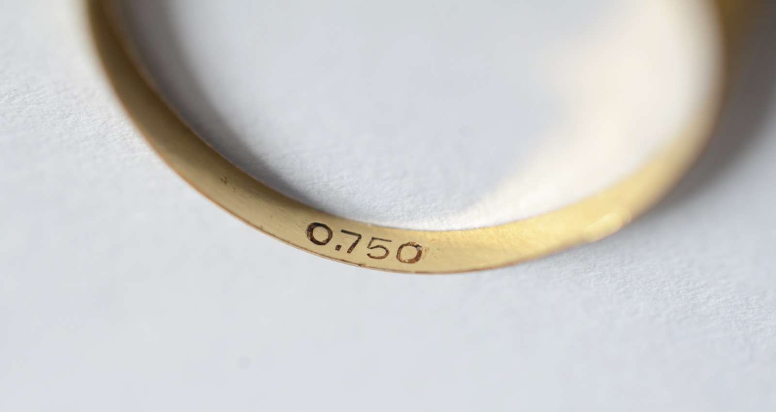 Anel de ouro 18 k, contraste 750 cravejado com rubilitas, aro 15... - foto 5 de 5