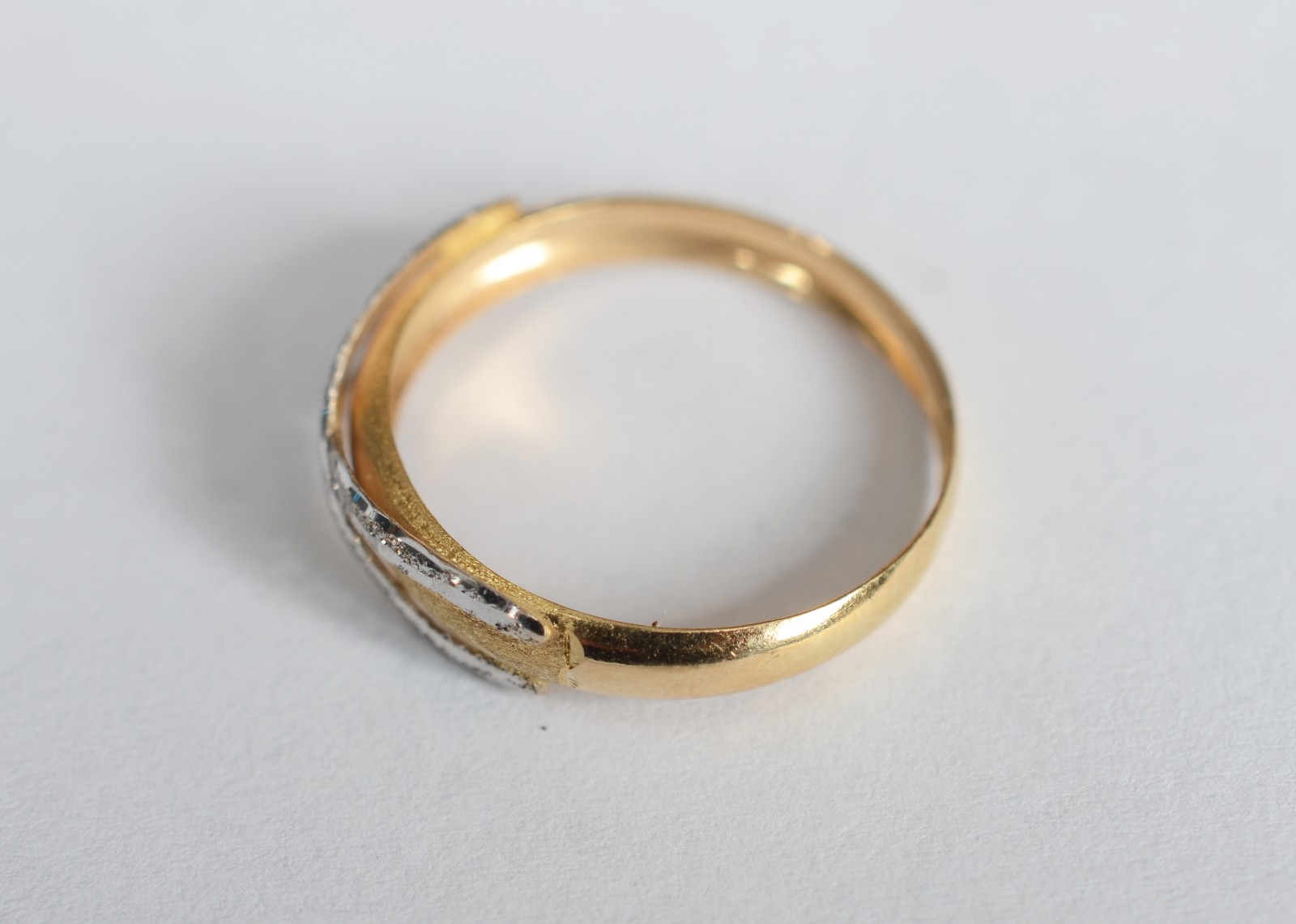 Anel de ouro 18 k, contraste 750 modelo "X", aro 18. (Por motivos de... - foto 3 de 6