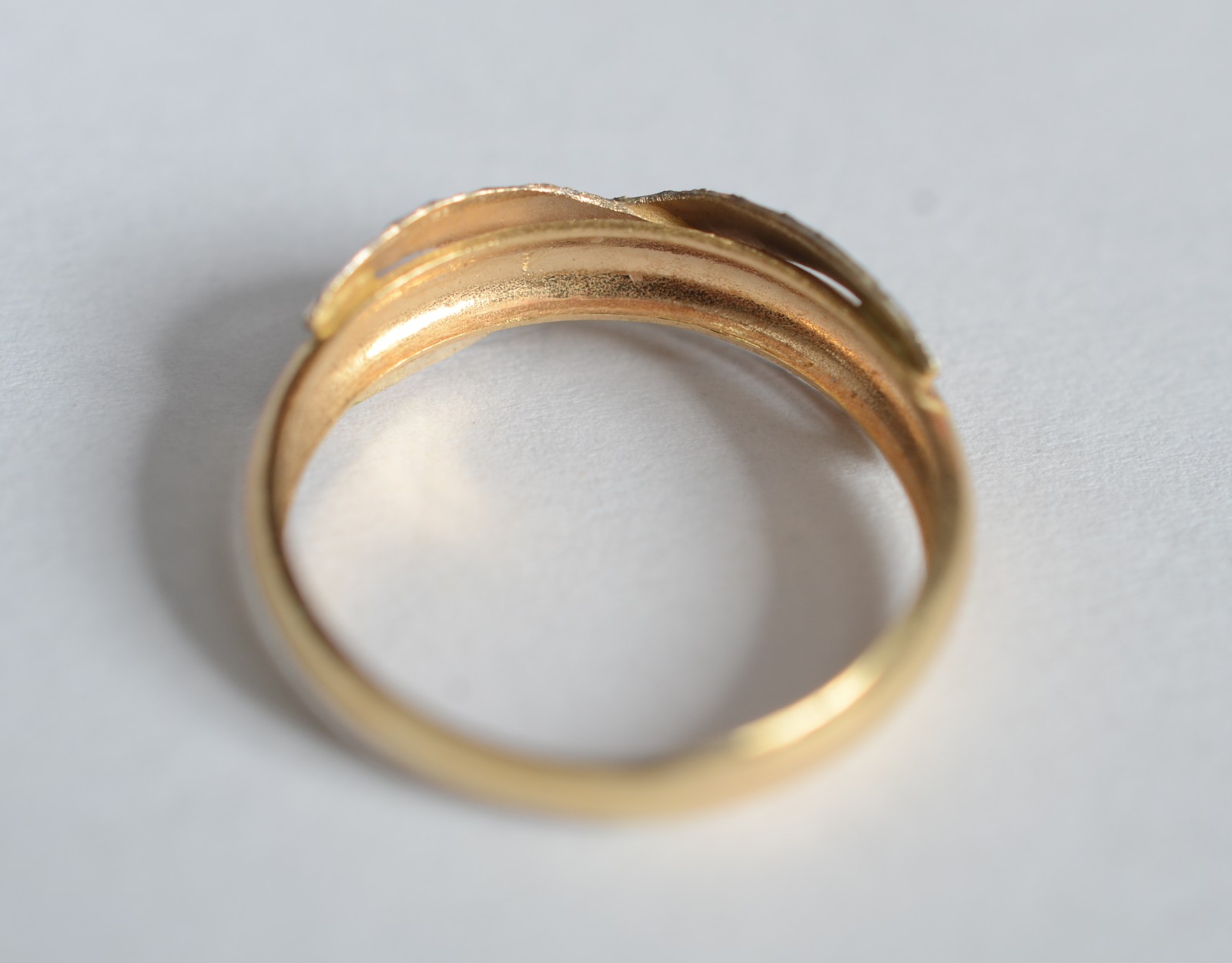Anel de ouro 18 k, contraste 750 modelo "X", aro 18. (Por motivos de... - foto 4 de 6