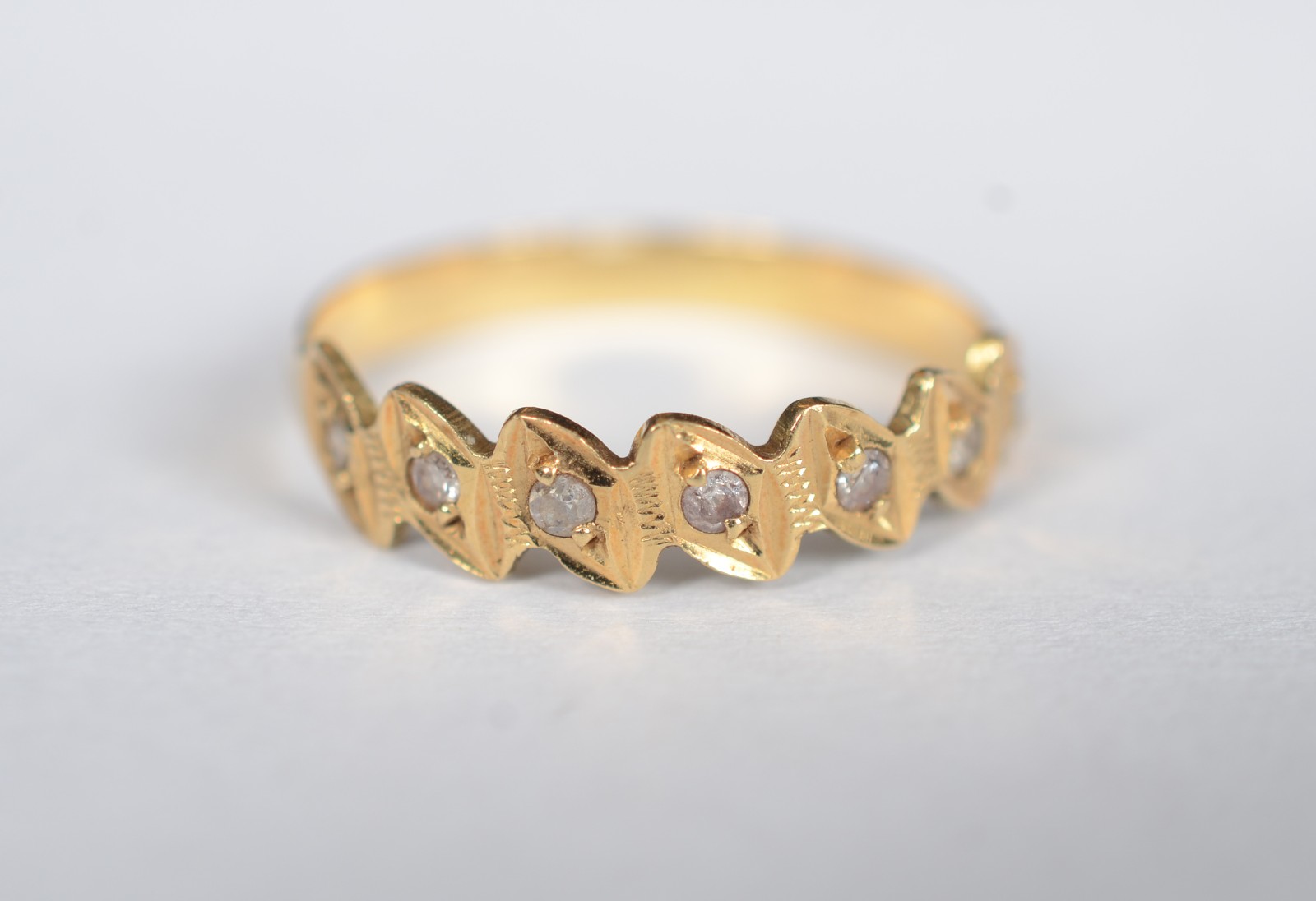 Anel de ouro 18k k, contraste 750 com 5 brilhantes, aro 14. (Por... - foto 2 de 5