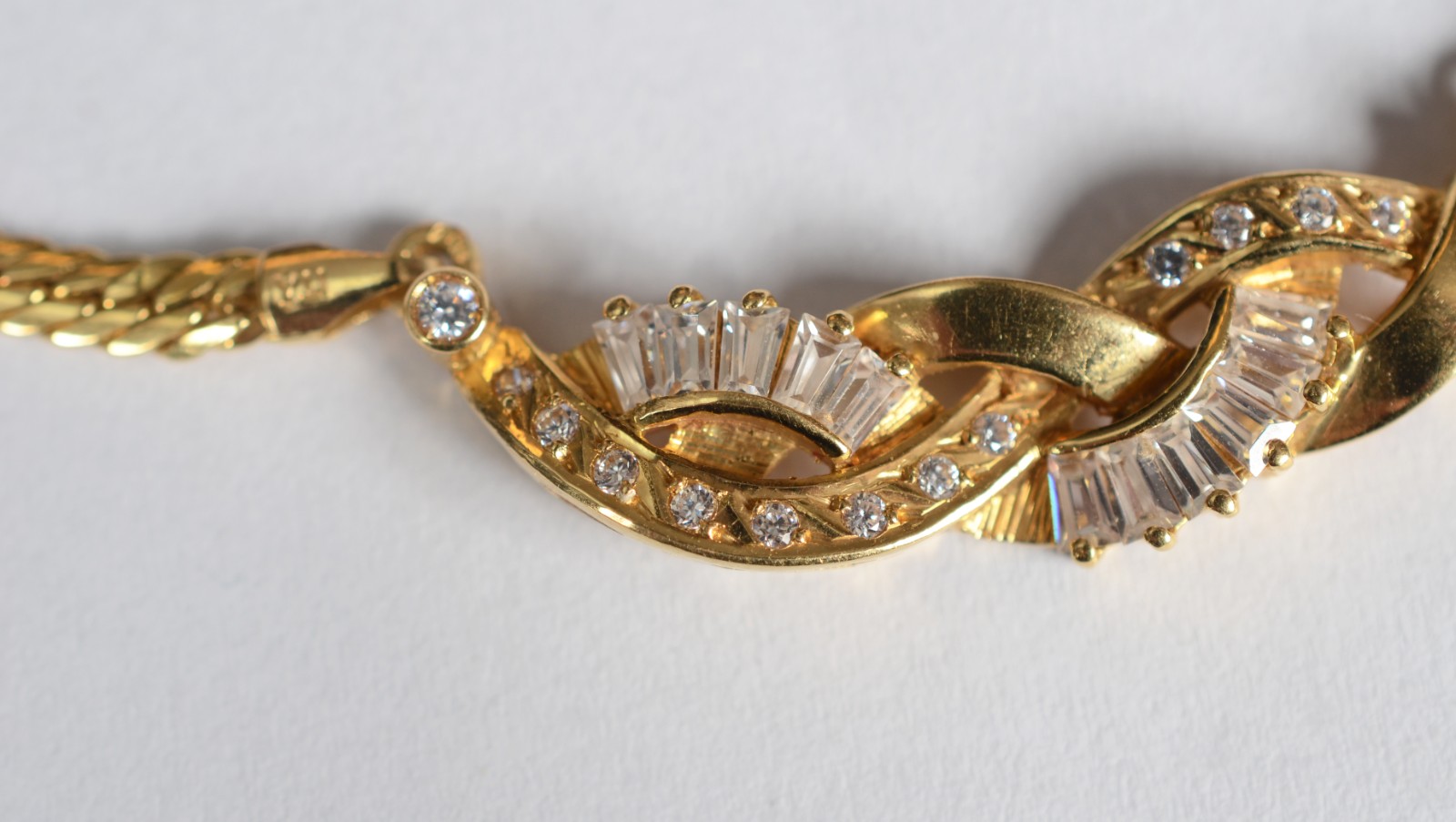 Gargantilha de ouro 18k, contraste 750 com safiras brancas. (Por... - foto 2 de 10