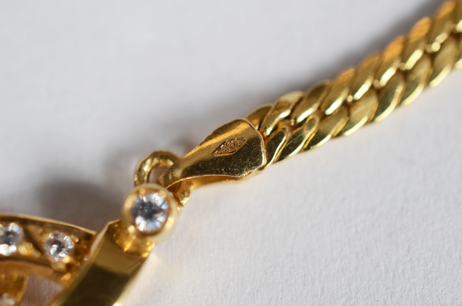 Gargantilha de ouro 18k, contraste 750 com safiras brancas. (Por... - foto 8 de 10