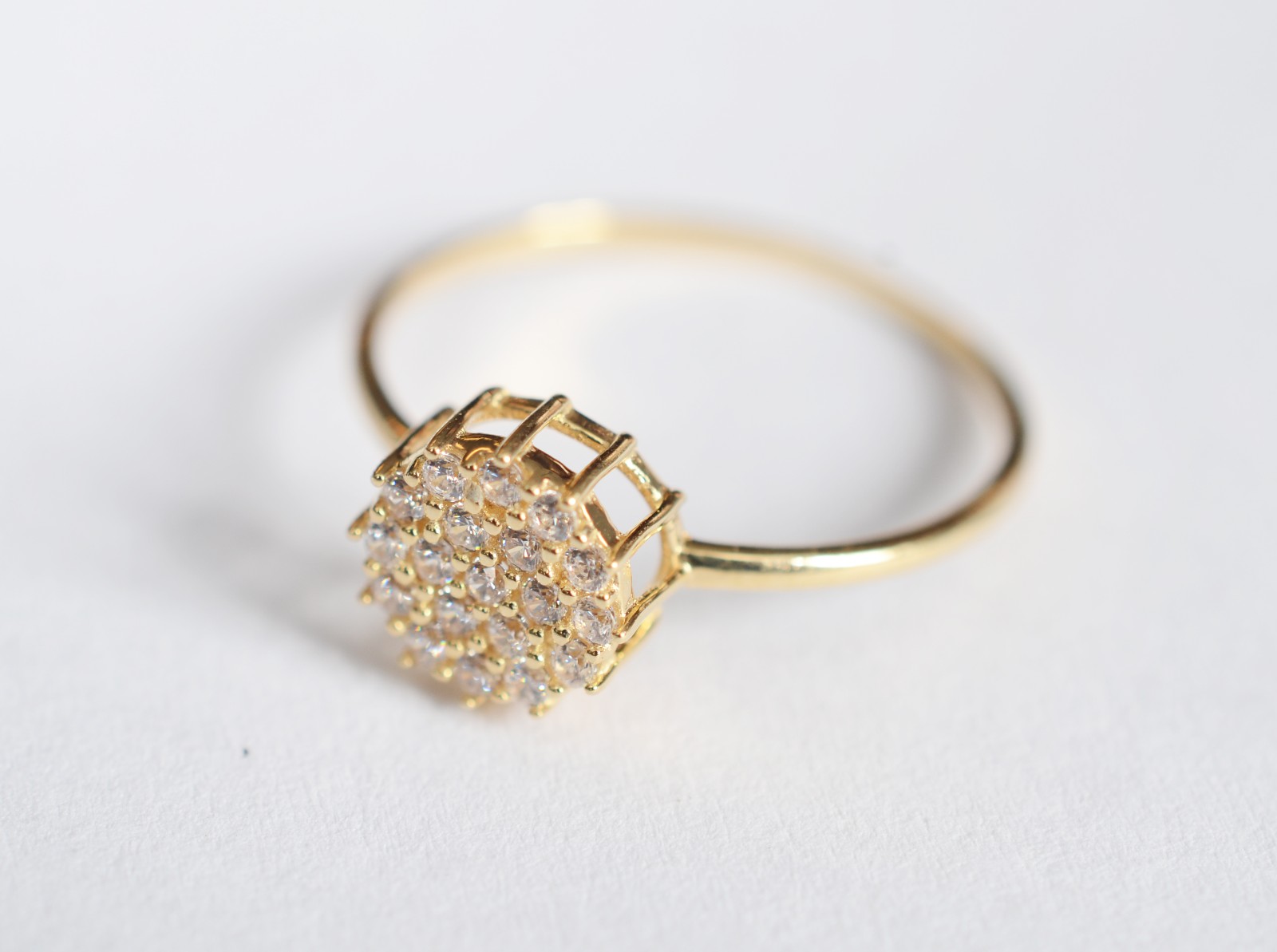 Anel de ouro 18 k feitio chuveiro com safiras brancas, aro 18. (Por... - foto 1 de 5