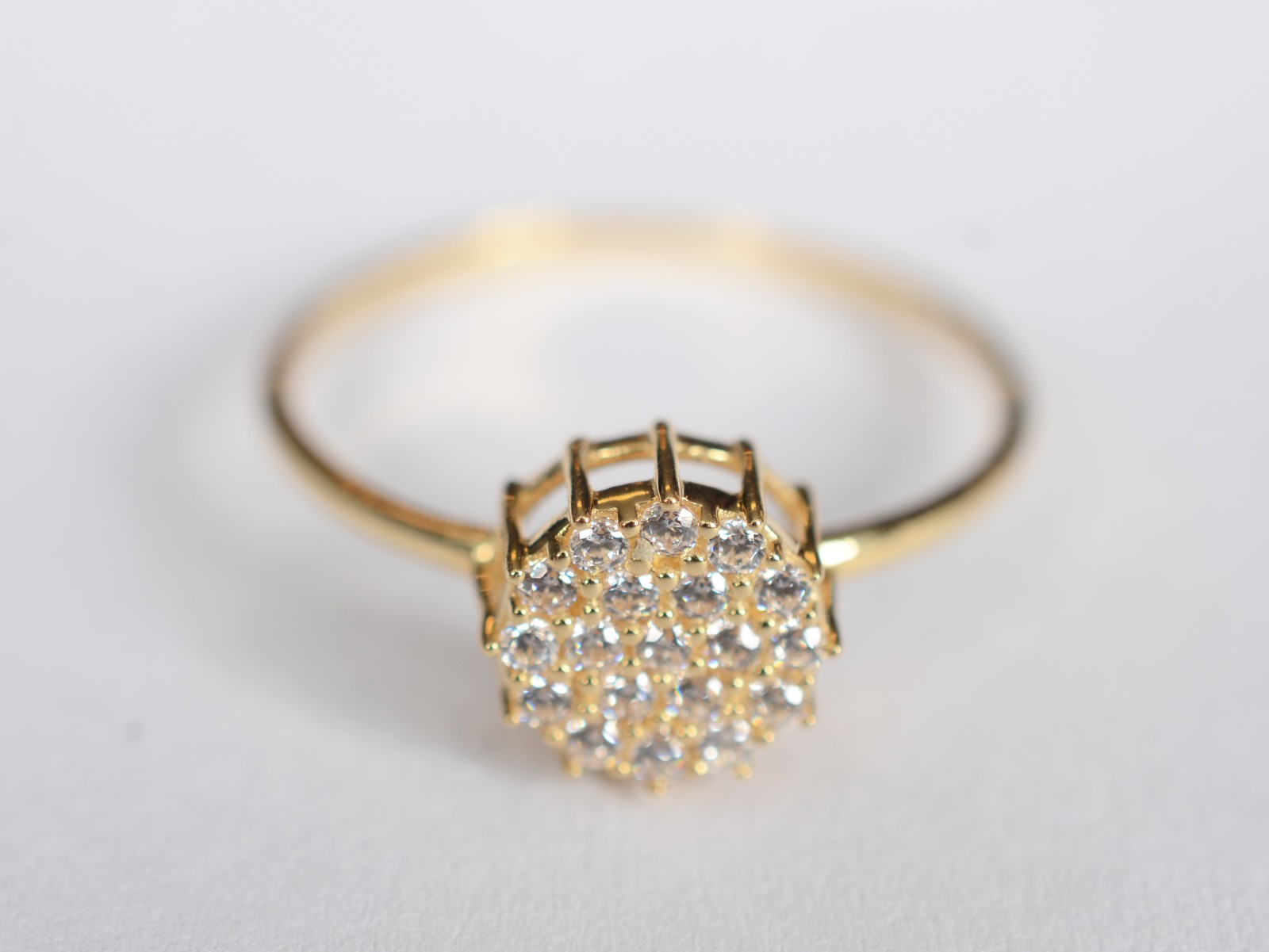 Anel de ouro 18 k feitio chuveiro com safiras brancas, aro 18. (Por... - foto 2 de 5