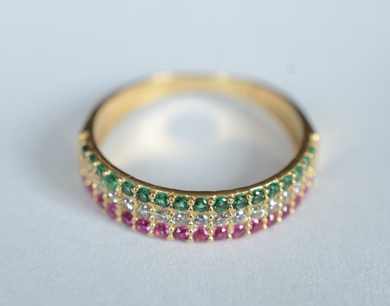 Anel de ouro 18 k, contraste 750 cravejado com safiras coloridas, aro... - foto 1 de 6
