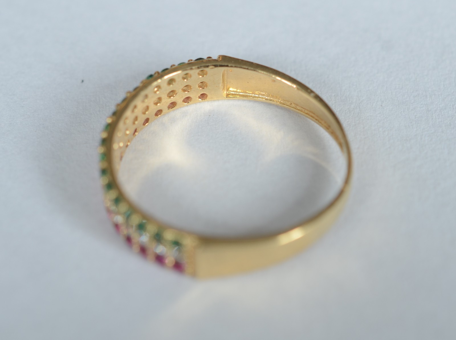 Anel de ouro 18 k, contraste 750 cravejado com safiras coloridas, aro... - foto 2 de 6