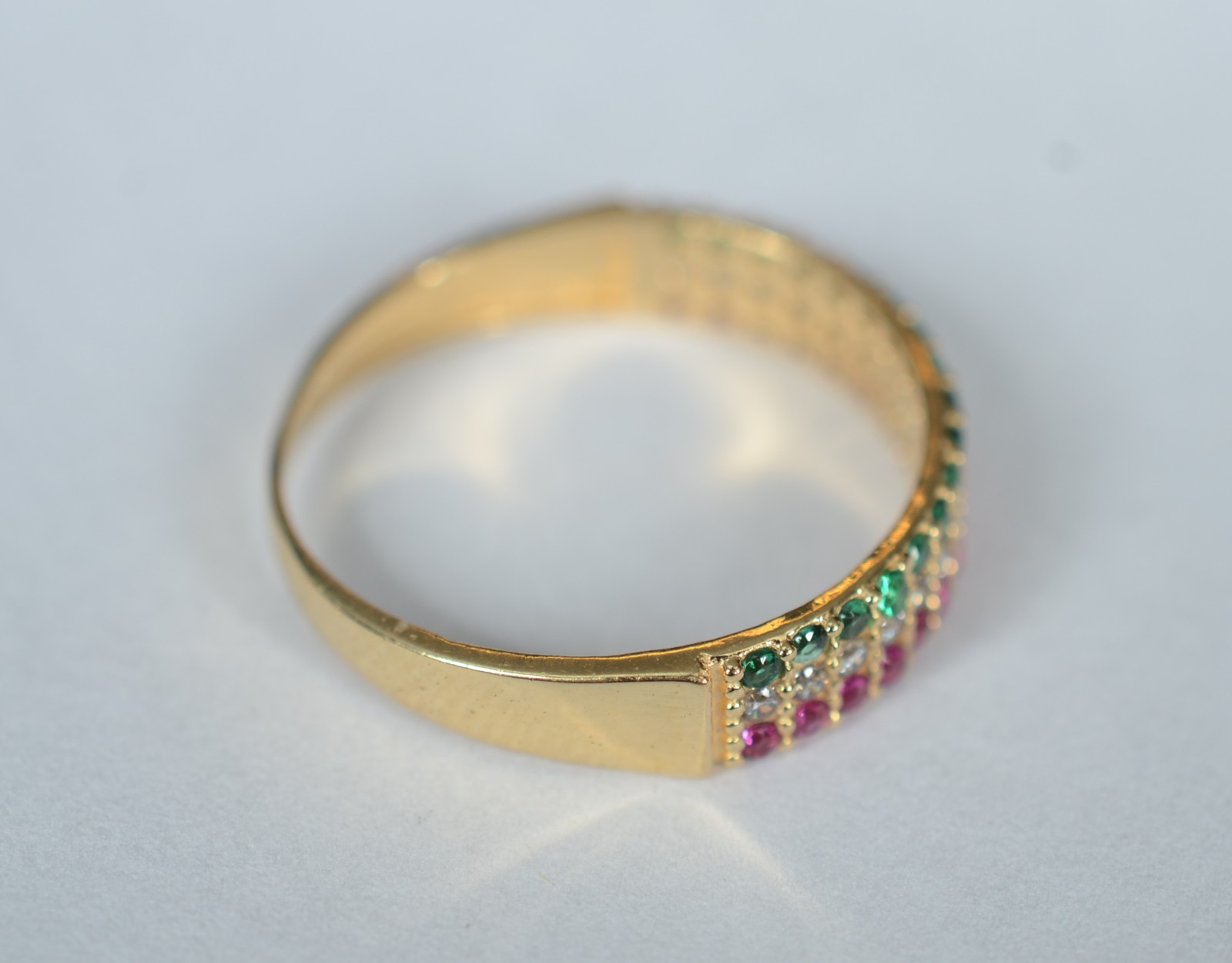 Anel de ouro 18 k, contraste 750 cravejado com safiras coloridas, aro... - foto 3 de 6