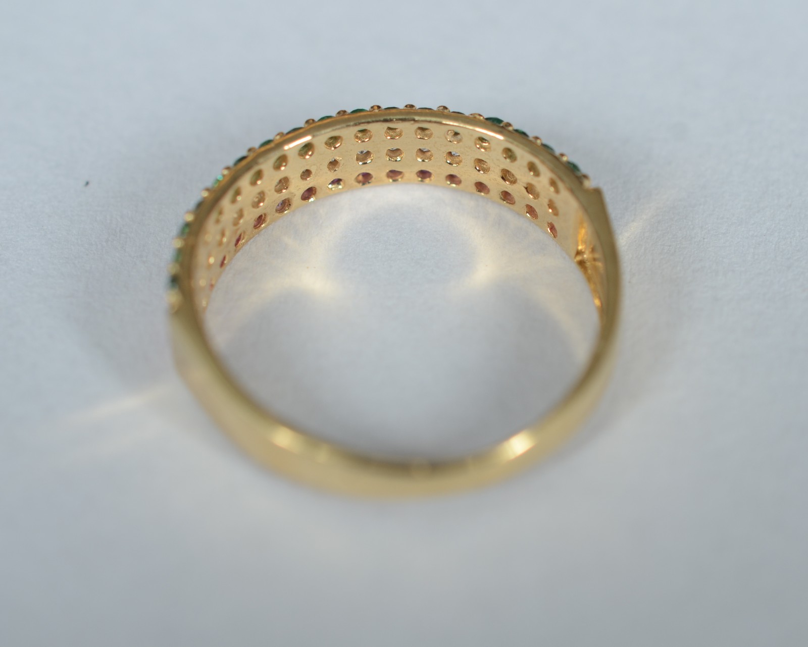 Anel de ouro 18 k, contraste 750 cravejado com safiras coloridas, aro... - foto 4 de 6