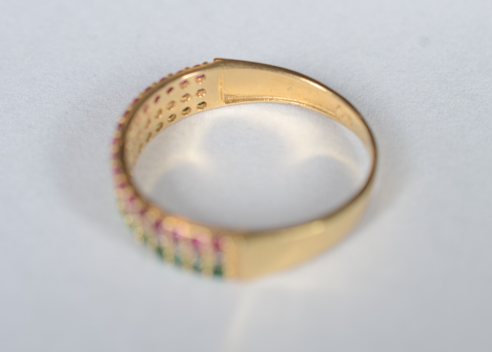 Anel de ouro 18 k, contraste 750 cravejado com safiras coloridas, aro... - foto 5 de 6