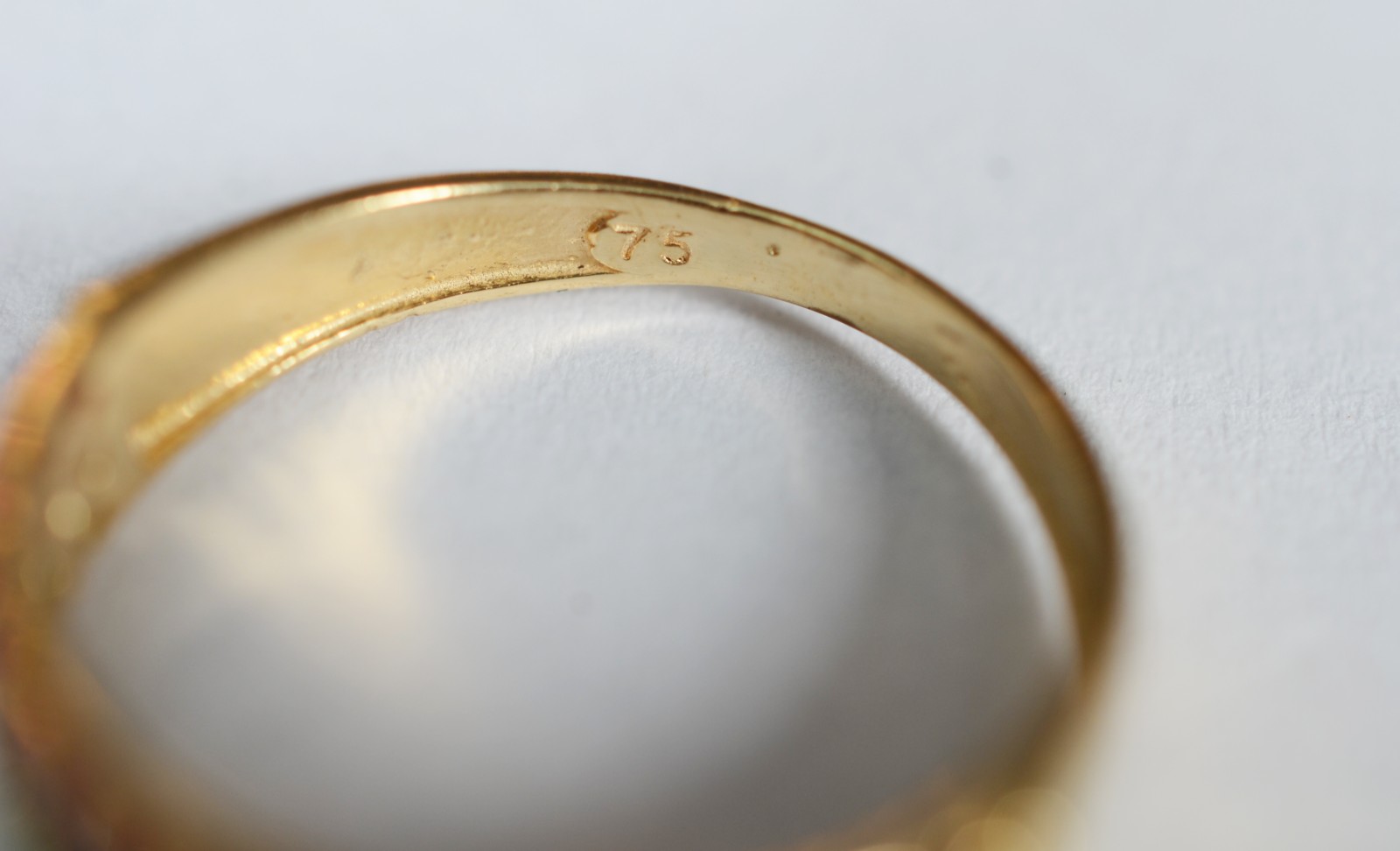Anel de ouro 18 k, contraste 750 cravejado com safiras coloridas, aro... - foto 6 de 6