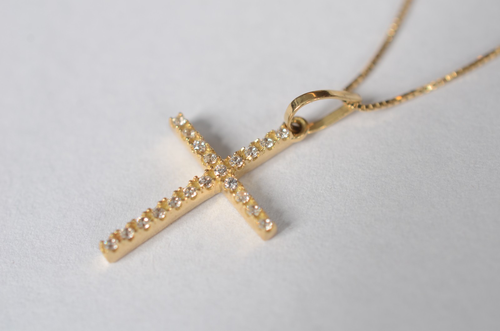 Colar de ouro 18 k, contraste 750 com crucifixo cravejado com safiras... - foto 2 de 6
