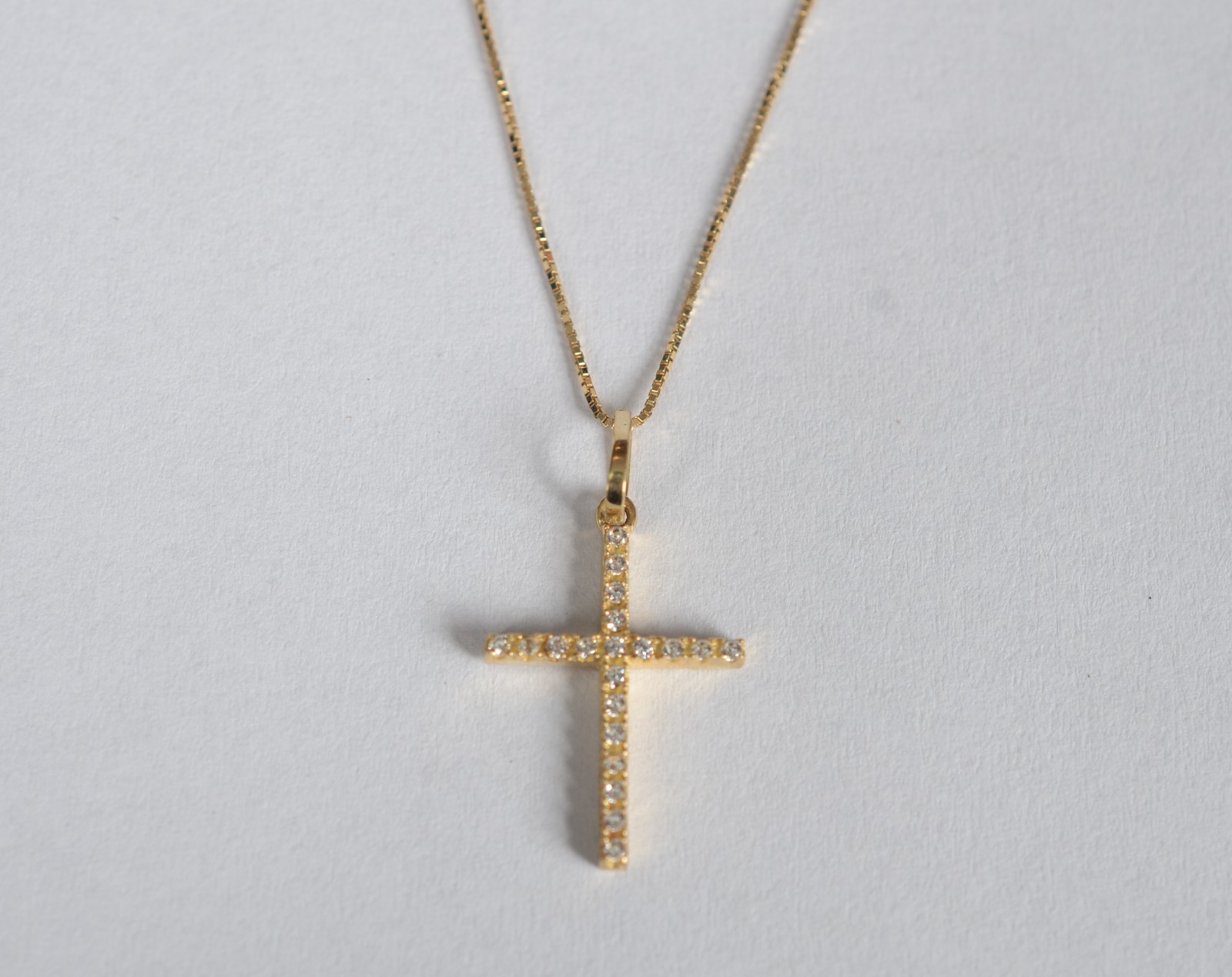 Colar de ouro 18 k, contraste 750 com crucifixo cravejado com safiras... - foto 1 de 6